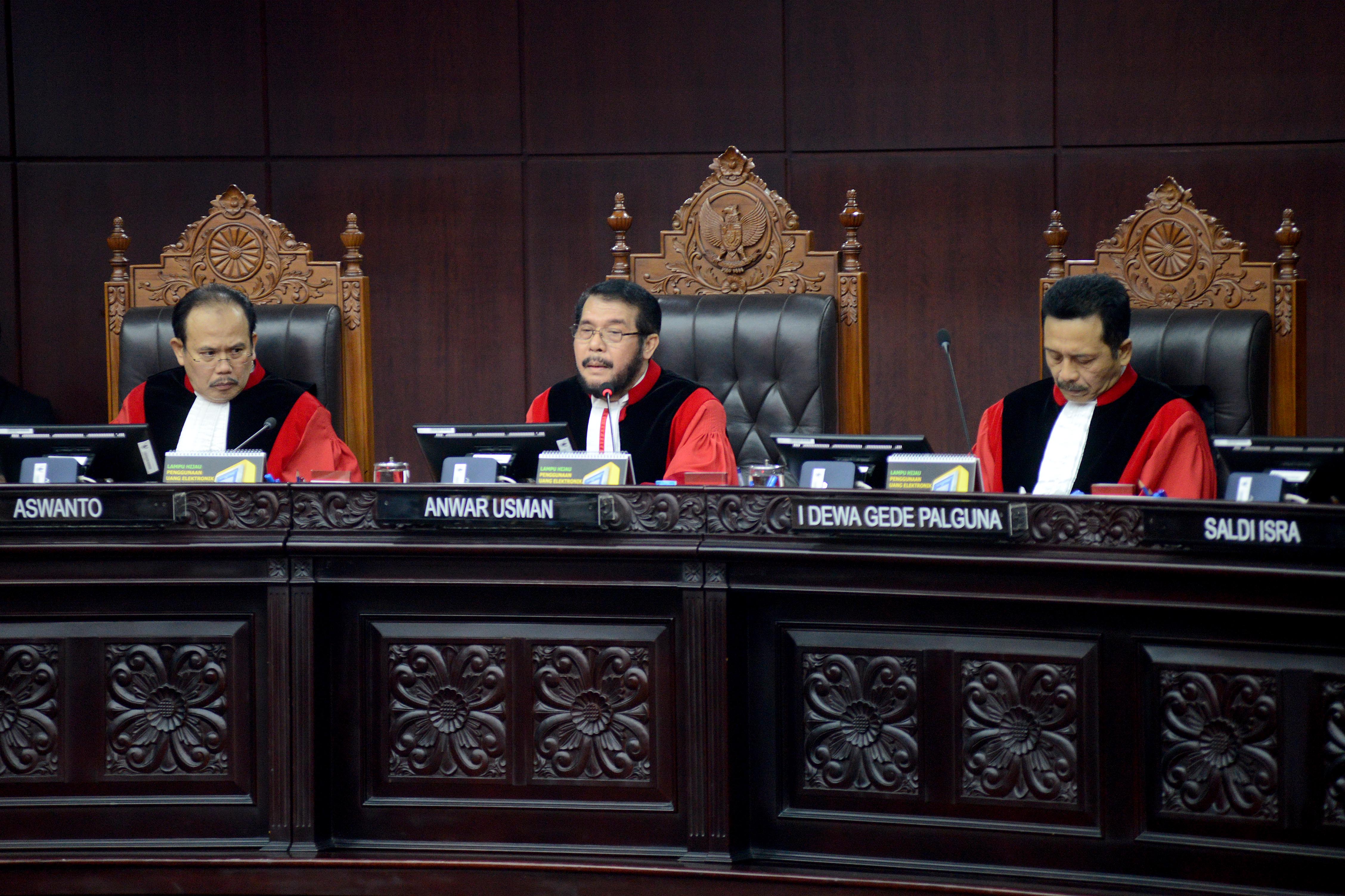 Ketua Mahkamah Konstitusi (MK) Anwar Usman (tengah).