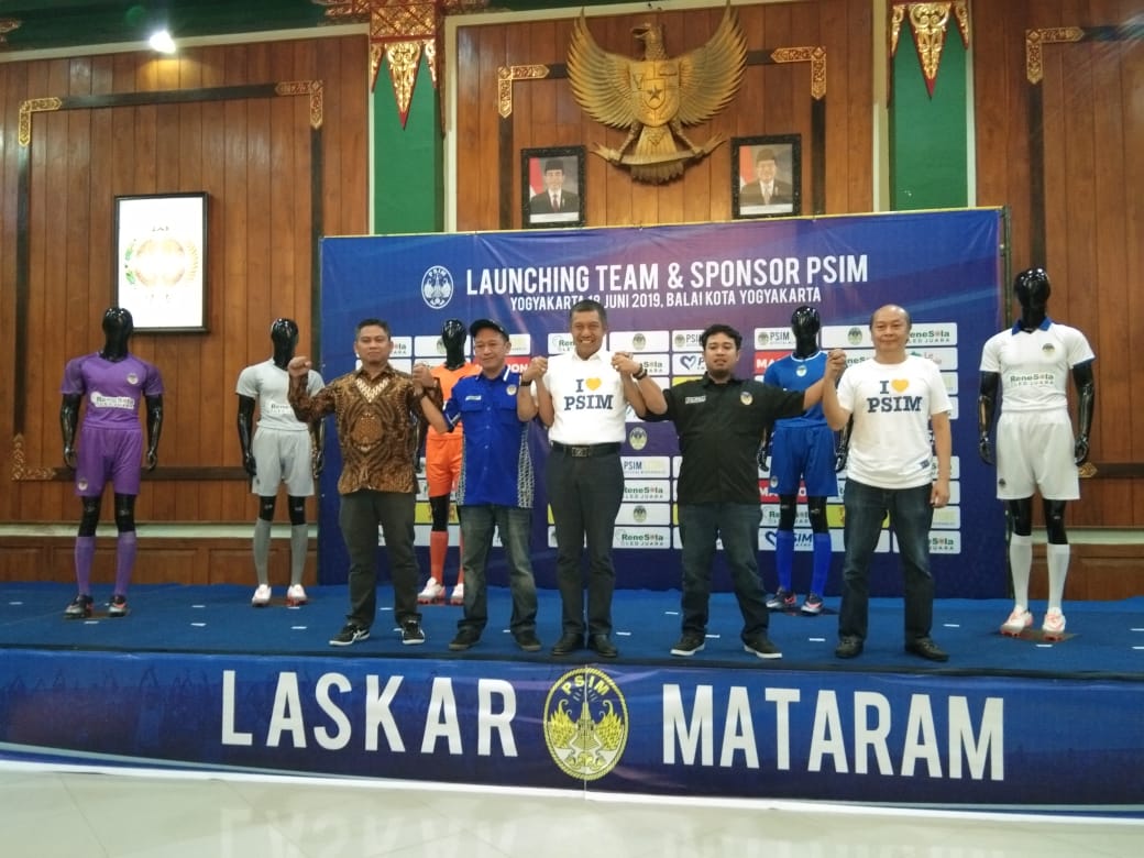 Wali Kota Yogyakarta, Haryadi Suyuti (tengah berkaos putih) menghadiri peluncuran lima jersey baru PSIM, Selasa (18/6) malam. 