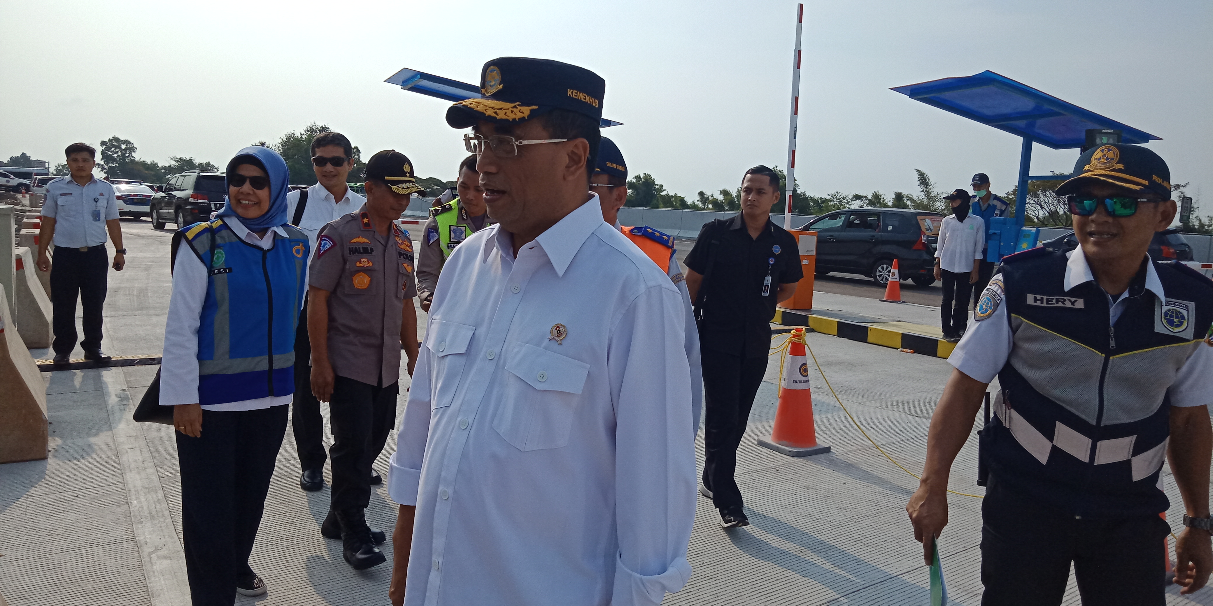 Menteri Perhubungan Budi Karya Sumadi saat meninjau GT Cikampek, Jumat (7/6). Kemenhub mengatur penggunaan rest area untuk mengurai macet.