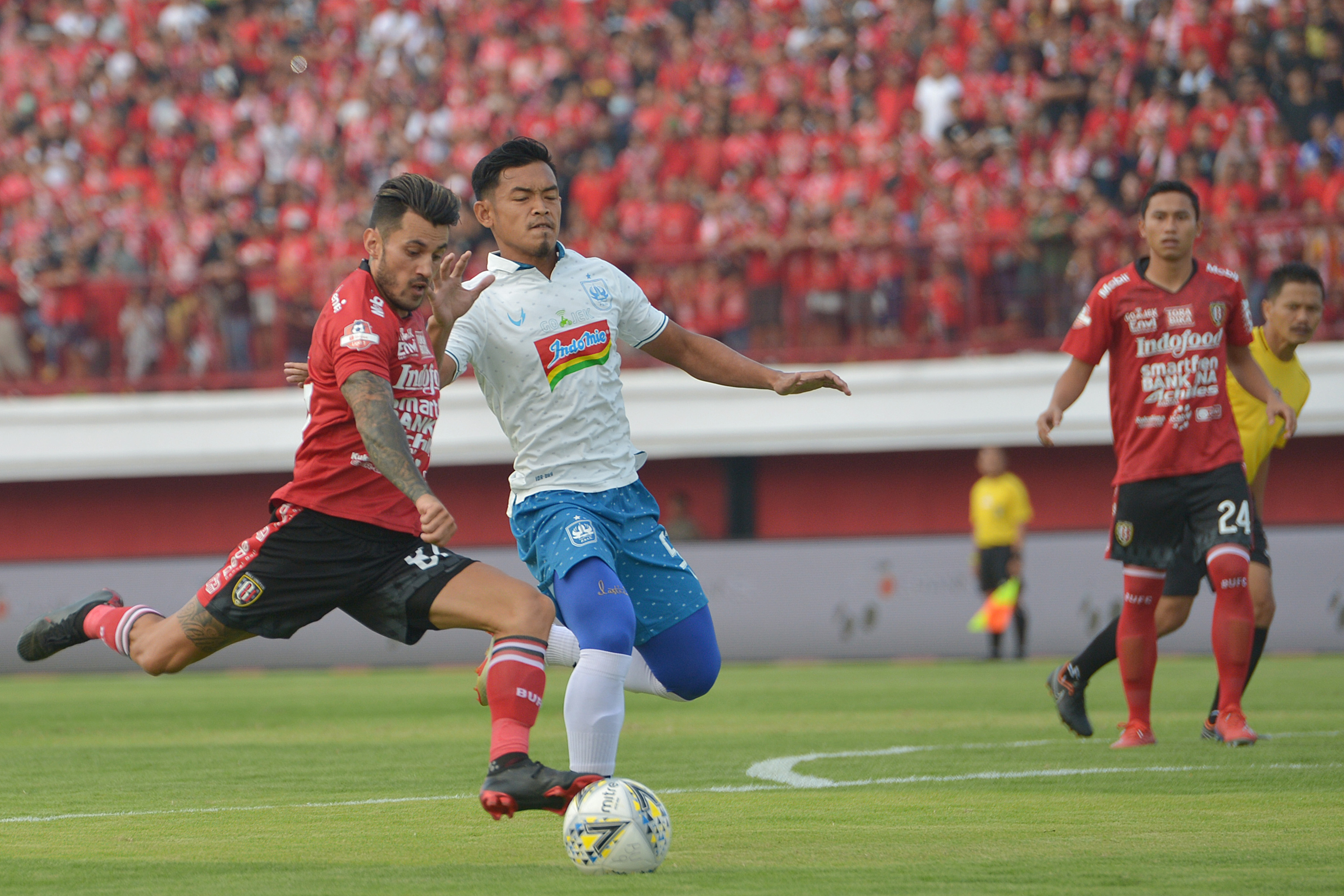 Pertandingan antara Bali United (kostum merah) melawan PSIS Semarang di i Stadion I Wayan Dipta, Gianyar, Bali, Sabtu (22/6).