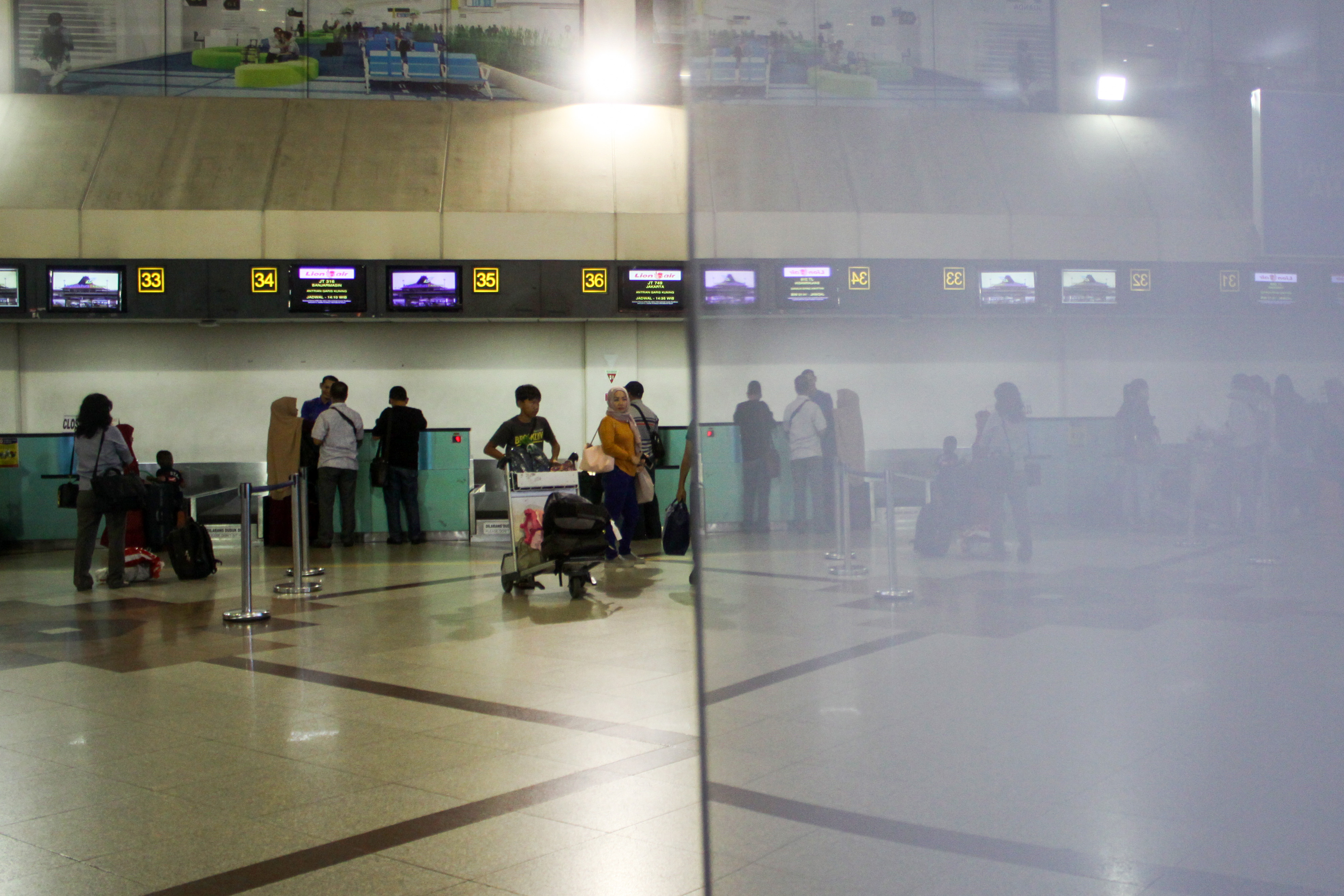Calon penumpang mengantre di loket check in Bandara Internasional Juanda Surabaya di Sidoarjo, Jawa Timur, Senin (20/5)