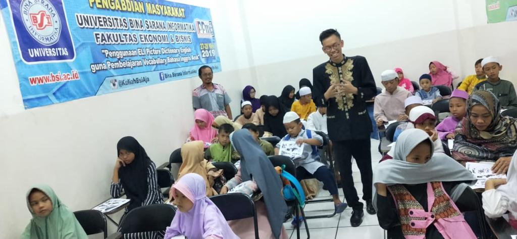 Dosen  UBSI  mengajarkan penggunaan ELI Picture Dictionary untuk pembelajaran English Vocabulary kepada anak-anak  RT 01 dan 02 Jati Cempaka