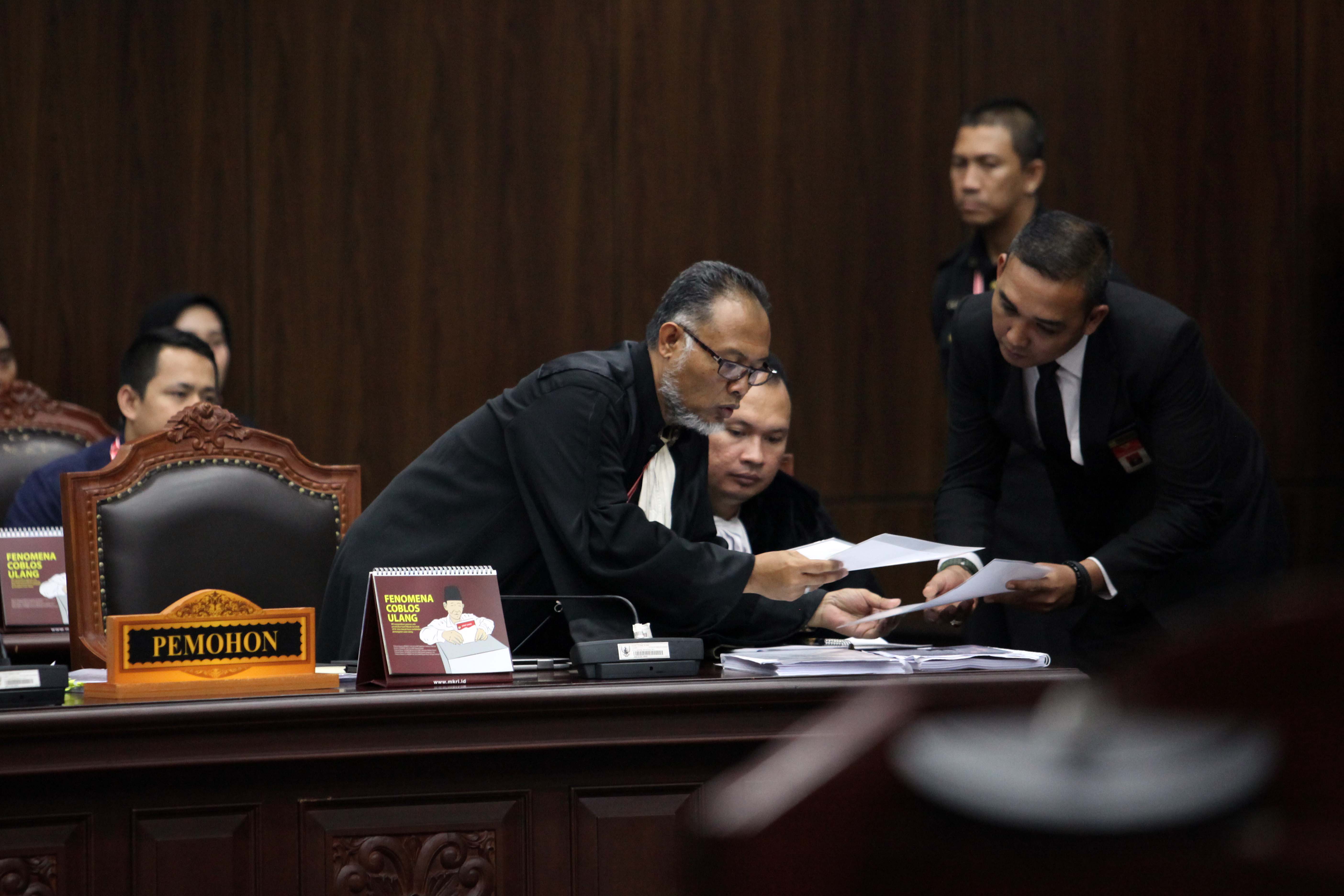 Ketua tim kuasa hukum 02 Bambang Widjojanto (tengah) menyerahkan surat kepada panitera MK.
