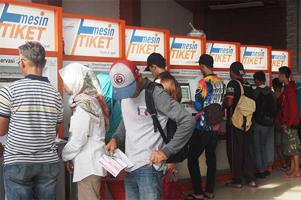 Sejumlah calon penumpang membeli tiket kereta api lebaran melalui mesin tiket di Stasiun Pasar Senen, Jakarta Pusat, Kamis (28/2/2019). 