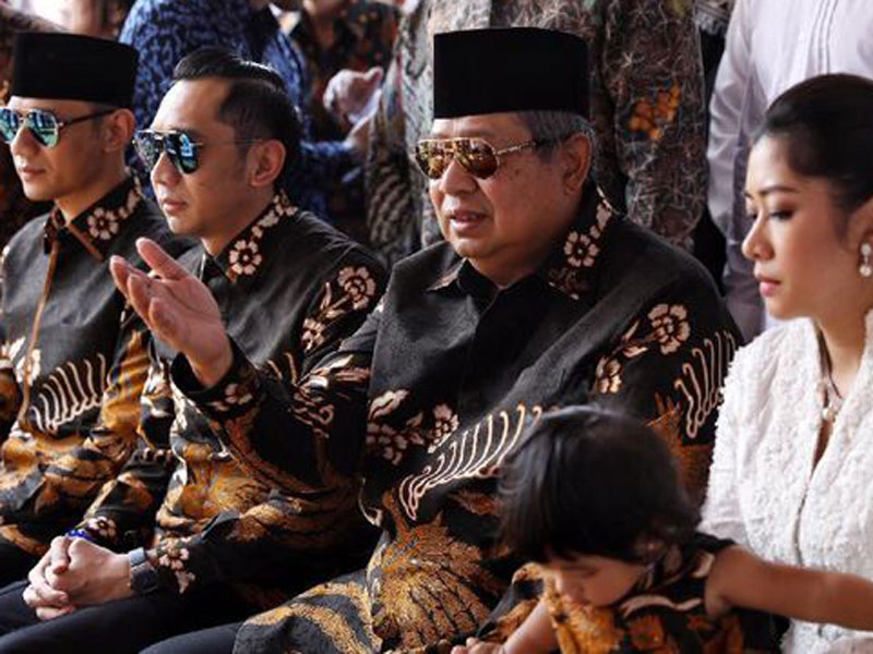 SBY dan keluarga berziarah ke makam Ibu Ani Yudhoyono