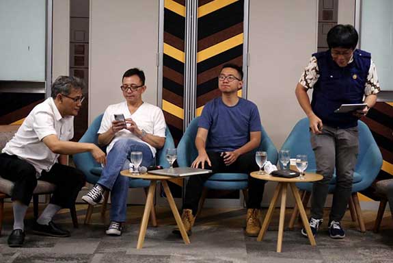 Ketua Umum Inovator 4.0 Indonesia, Budiman Sudjatmiko (kiri) dalam forum 'Kecerdasan Buatan dan Biopolitik