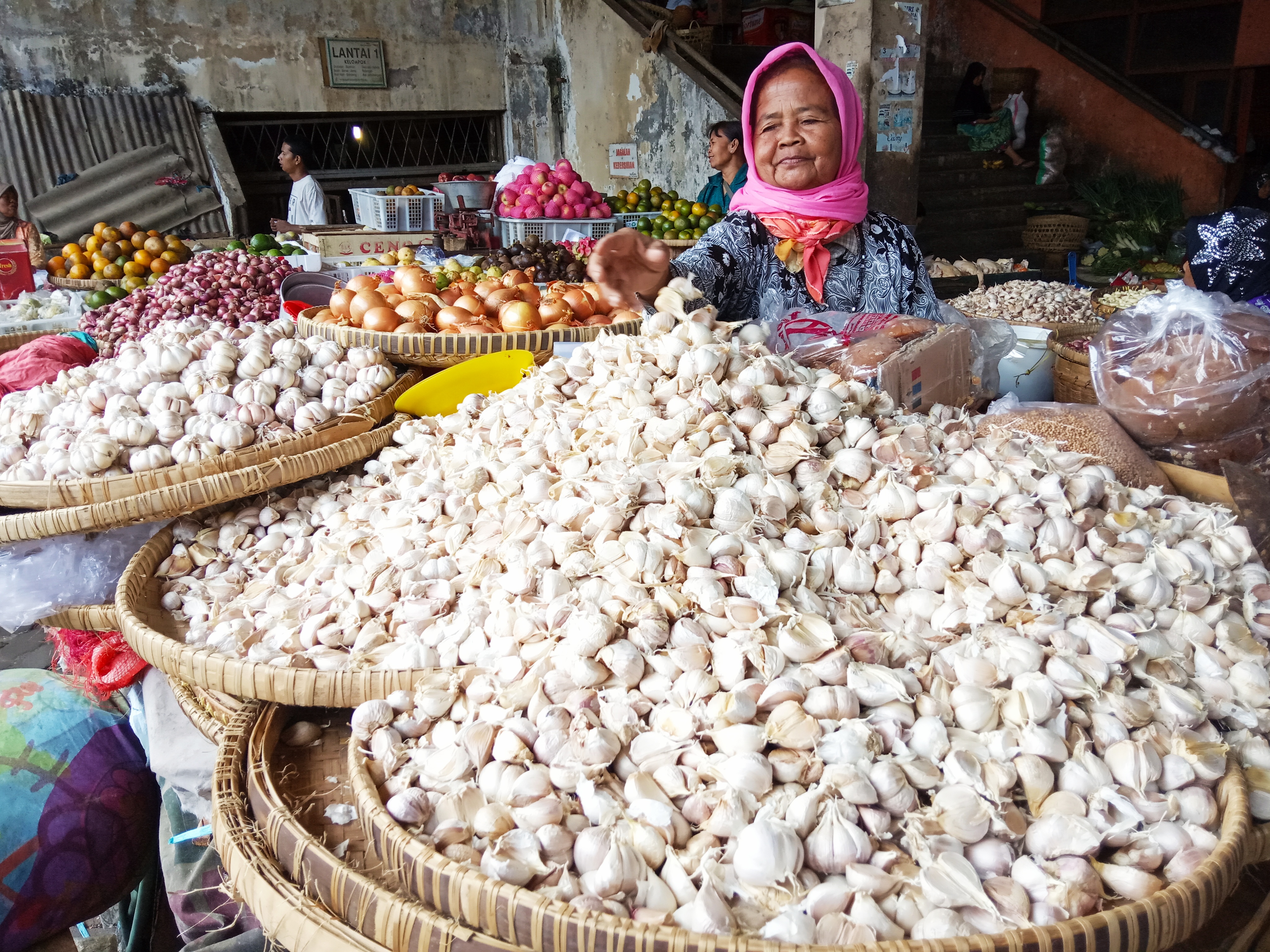 Pedagang bawang putih di Pasar Gede Klaten.