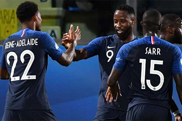 Striker Prancis U-21 Moussa Dembele (tengah) berselebrasi usai membobol gawang Kroasia U-21 di laga kedua penyisihan Grup C Piala Eropa U-21