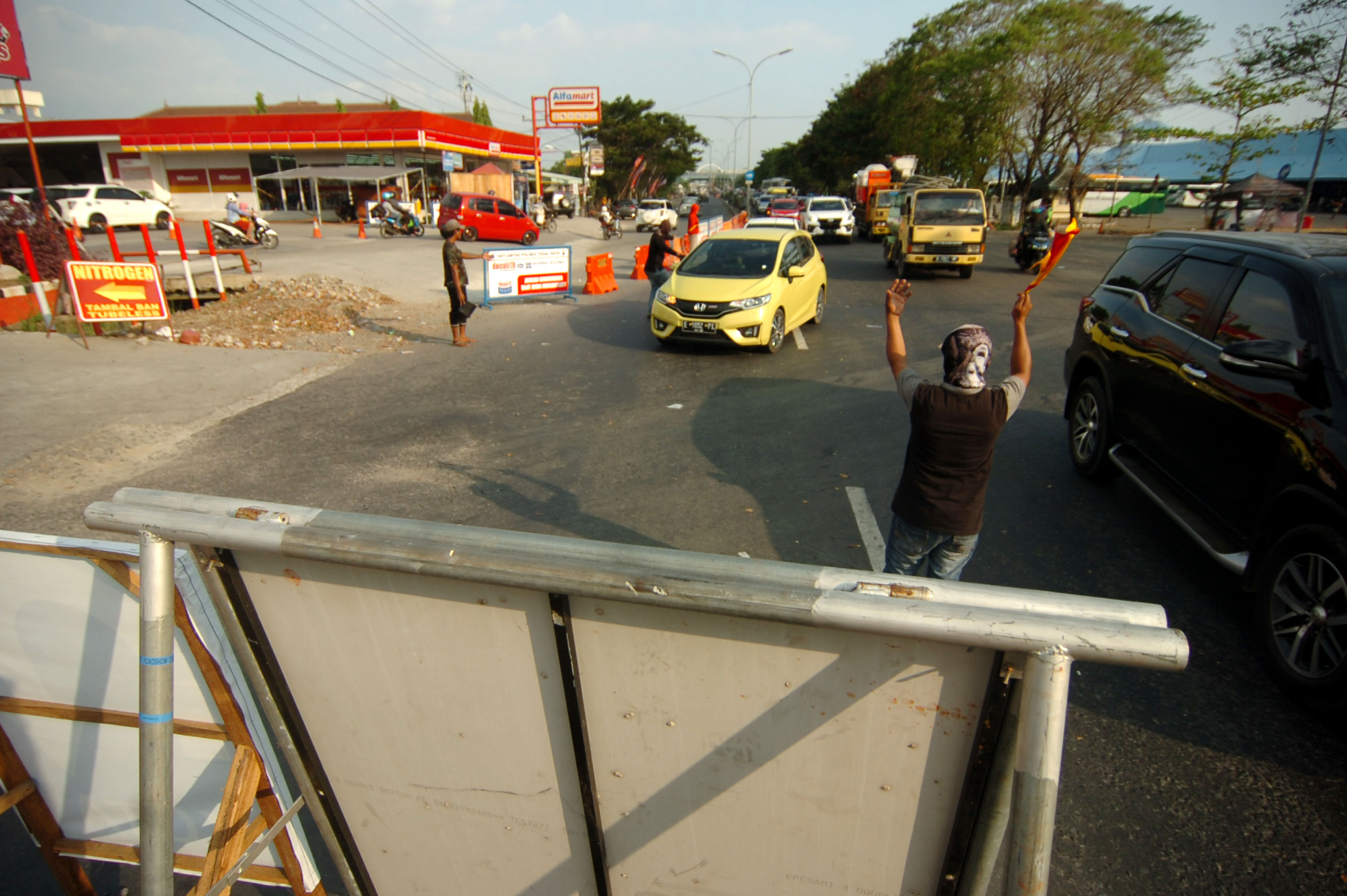  Kendaraan dari arah Jakarta diarahkan menuju jalan alternatif lingkar Utara serta memutar arah di SPBU 