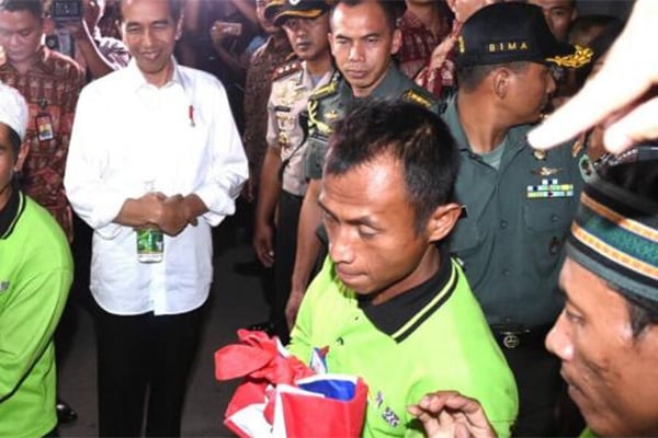Presiden Joko Widodo bagikan paket sembako