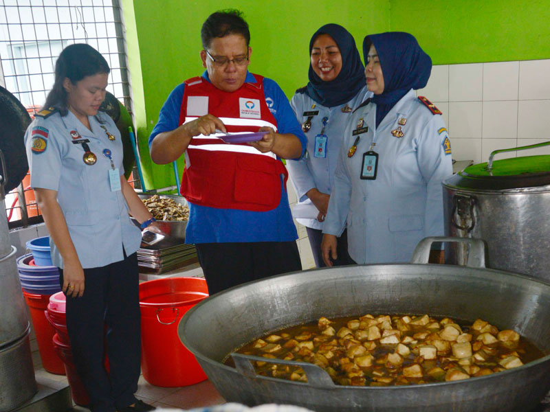 Anggota Ombudsman RI (ORI) Anggota ORI, Adrianus Meliala mencicipi salah satu menu wargaan binaan saat meninjau rumah tahan Pondok Bambu.