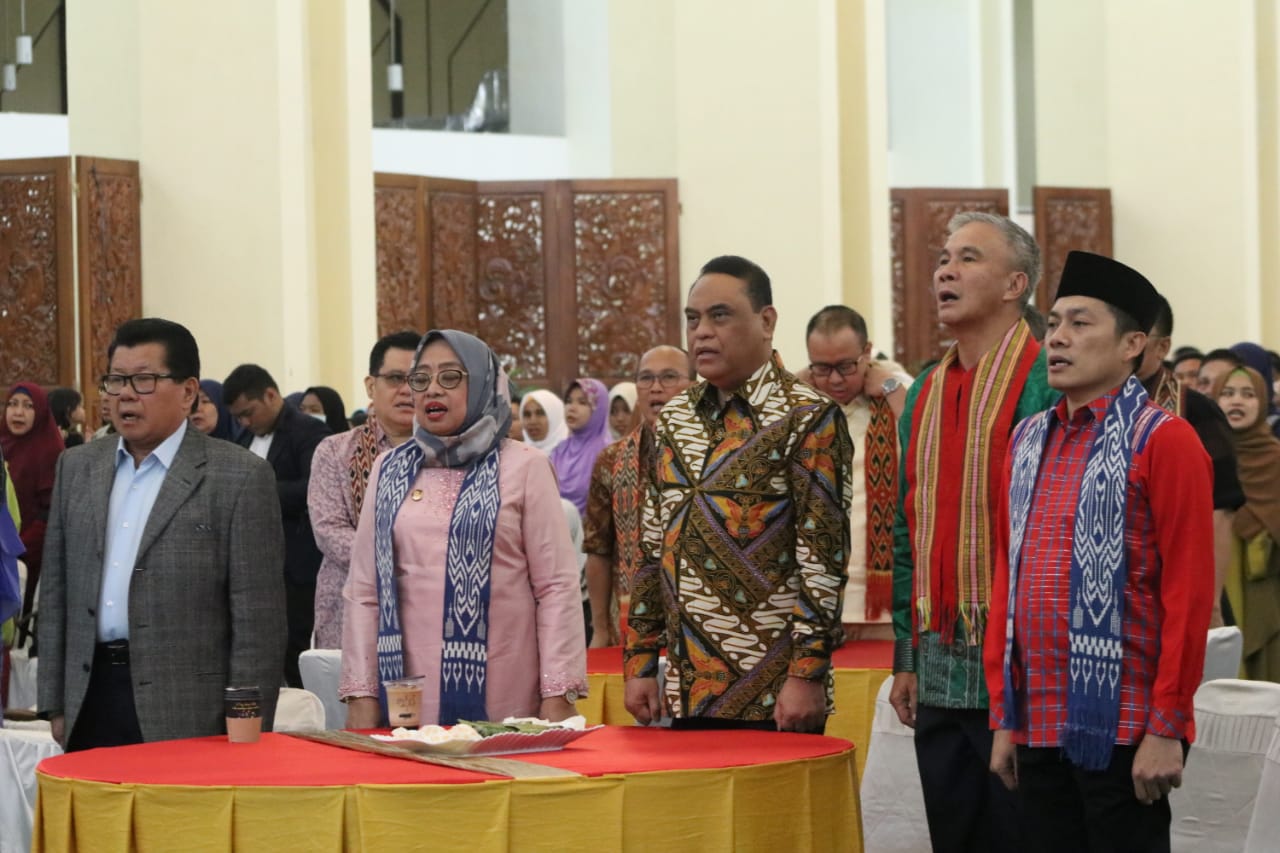 Menpan-RB Syafruddin melantik pengurus Badan Pengurus Pusat Kerukunan Keluarga Mandar Sulawesi Barat (BPP KKMSB), Minggu (30/6).