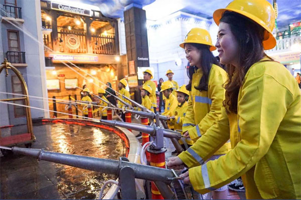  Mister Aladin mengajak 50 anak dari Taman Asuhan Aisyiyah untuk menikmati berbagai wahana hiburan yang edukatif di Kidzania 
