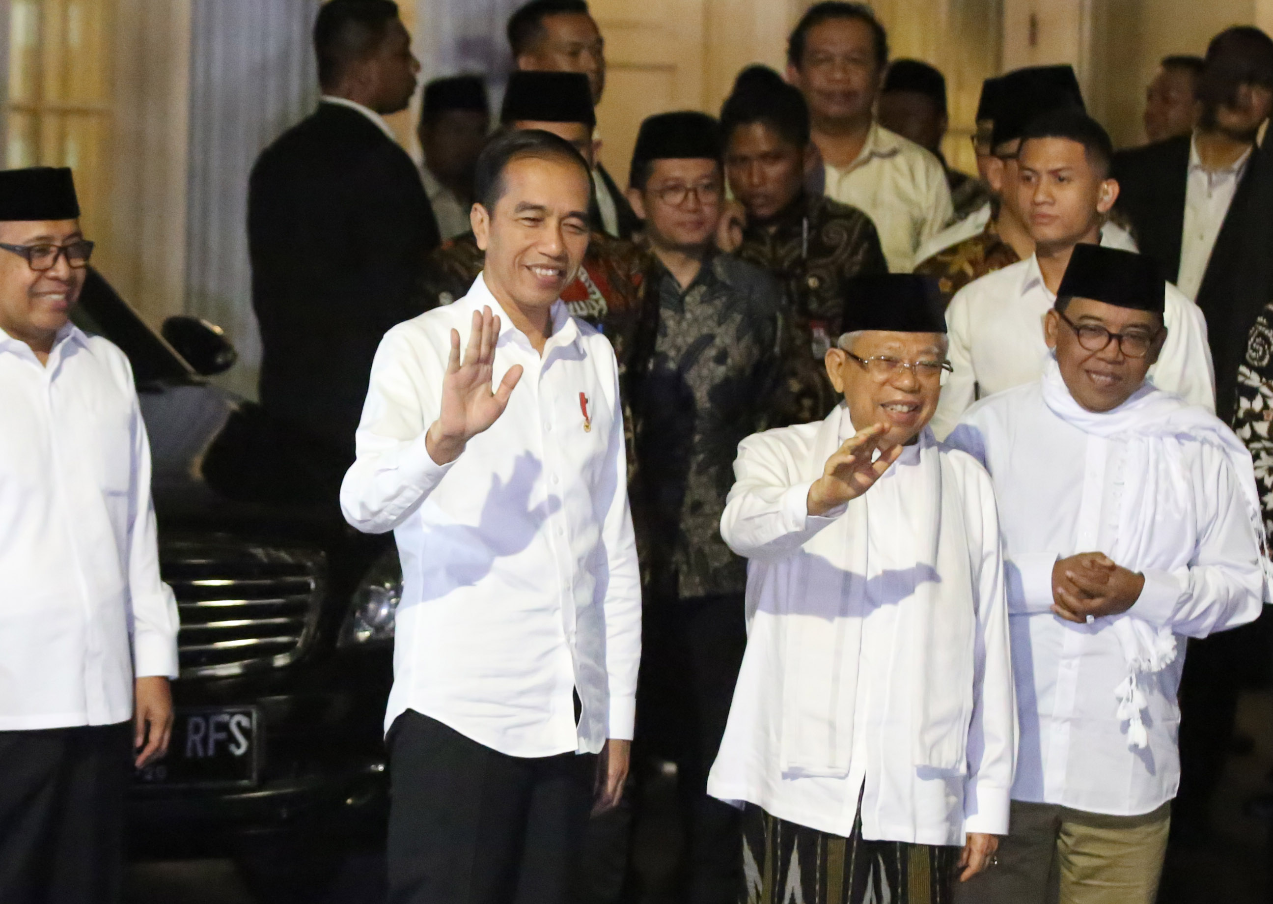 Calon Presiden nomor urut 01 Joko Widodo (kiri) berbincang dengan calon Wakil Presiden Ma'ruf Amin usai memberikan keterangan pers