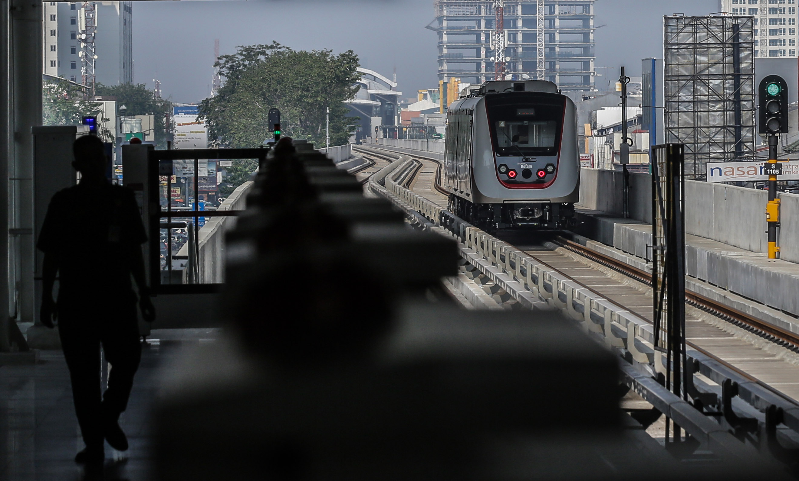 Kereta LRT membawa warga dari Stasiun Boulevard Utara menuju Velodrome, Jakarta.