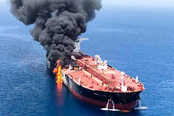 Kapal tanker yang terbakar di Teluk Oman