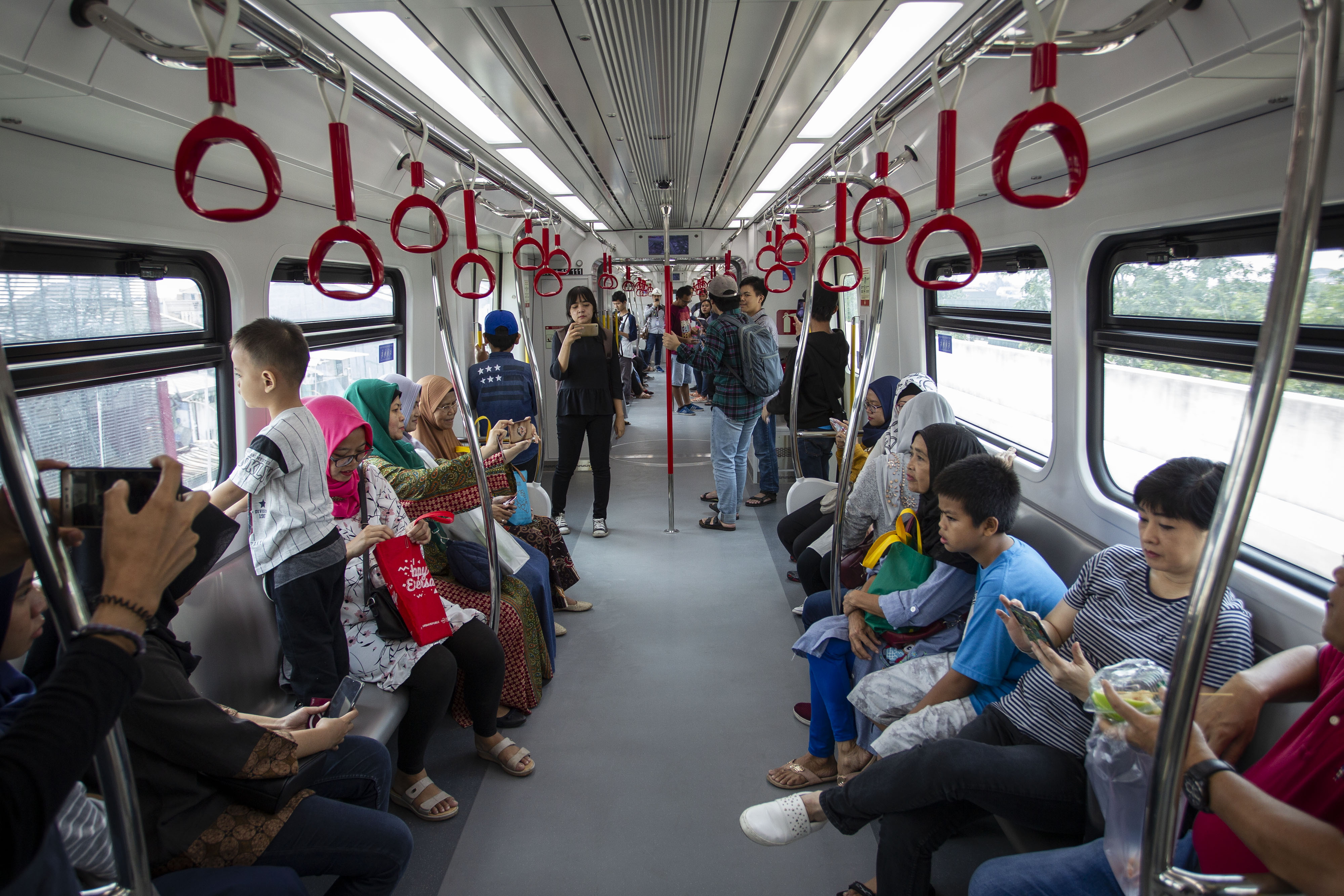  Warga berada di dalam kereta Light Rail Transit (LRT) saat uji publik di kawasan Kelapa Gading, Jakarta.