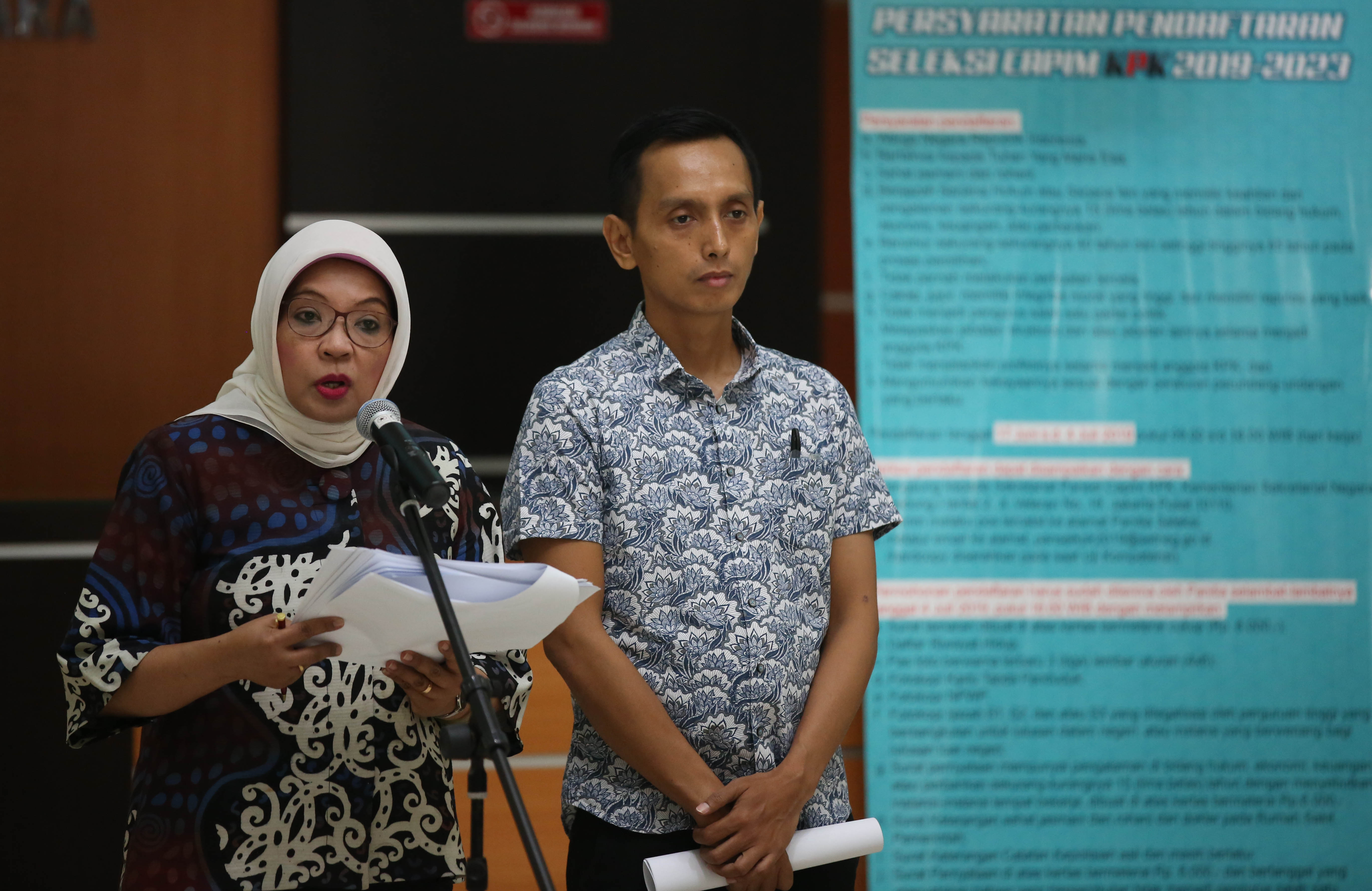 Anggota Pansel KPK Diani Sadia Wati (kiri) dan Al Araf memberikan keterangan saat konferensi pers di Kementerian Sekretariat Negara, Jakarta