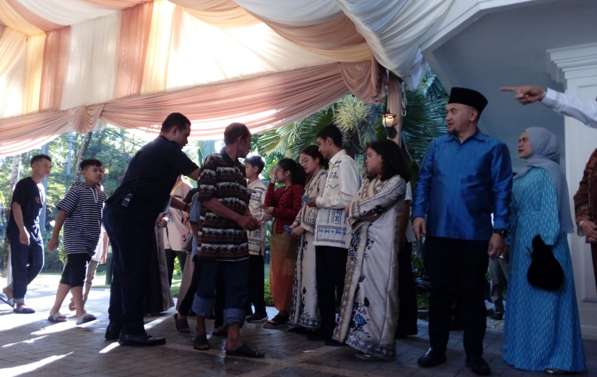 Open house di kediaman pribadi Wapres Jusuf Kalla di Kota Makassar, Sulsel, Jumat (7/6).