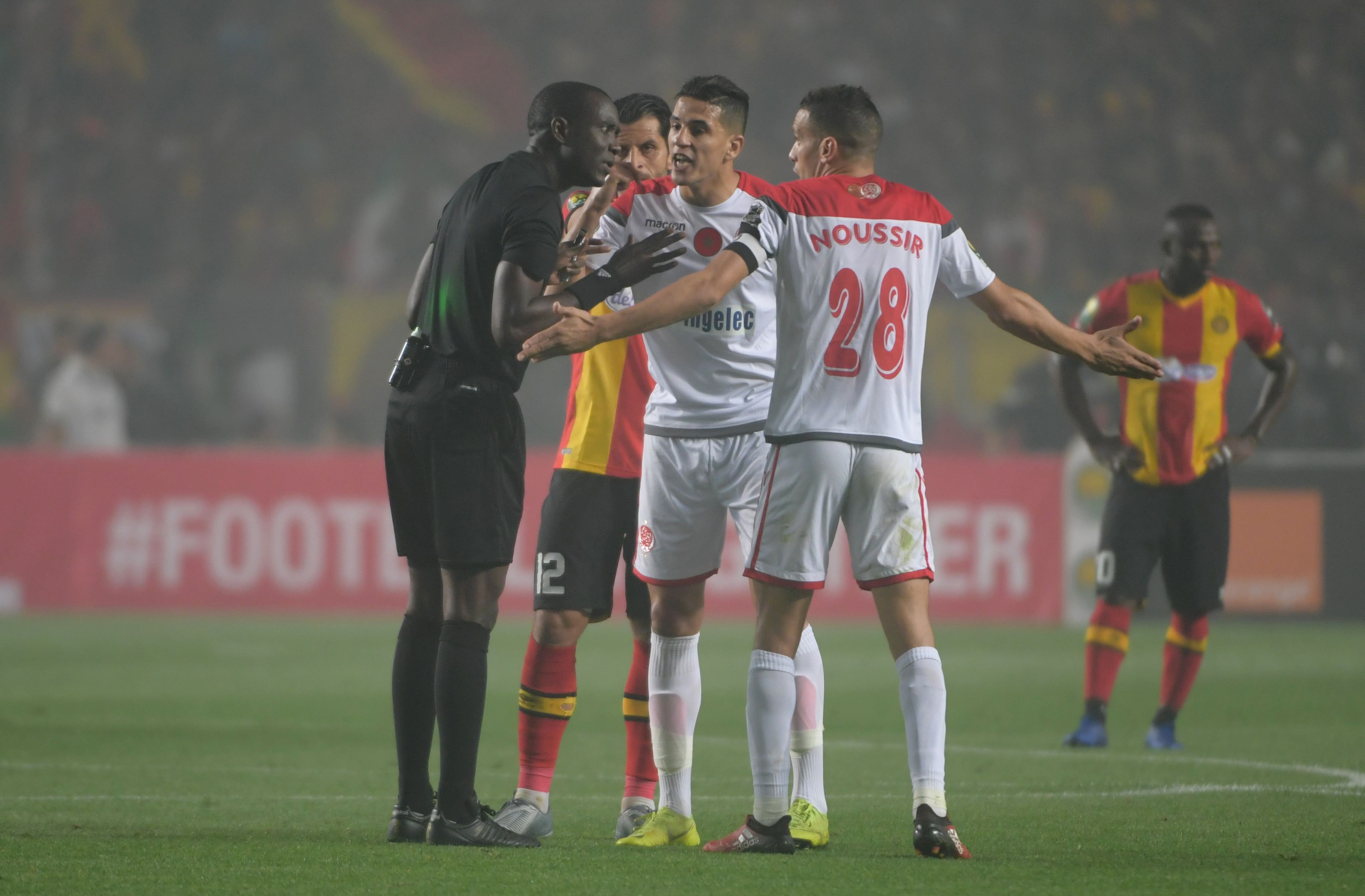 Para pemain Wydad menolak kembali bermain setelah wasit tidak menggunakan VAR dan menganulir gol mereka.