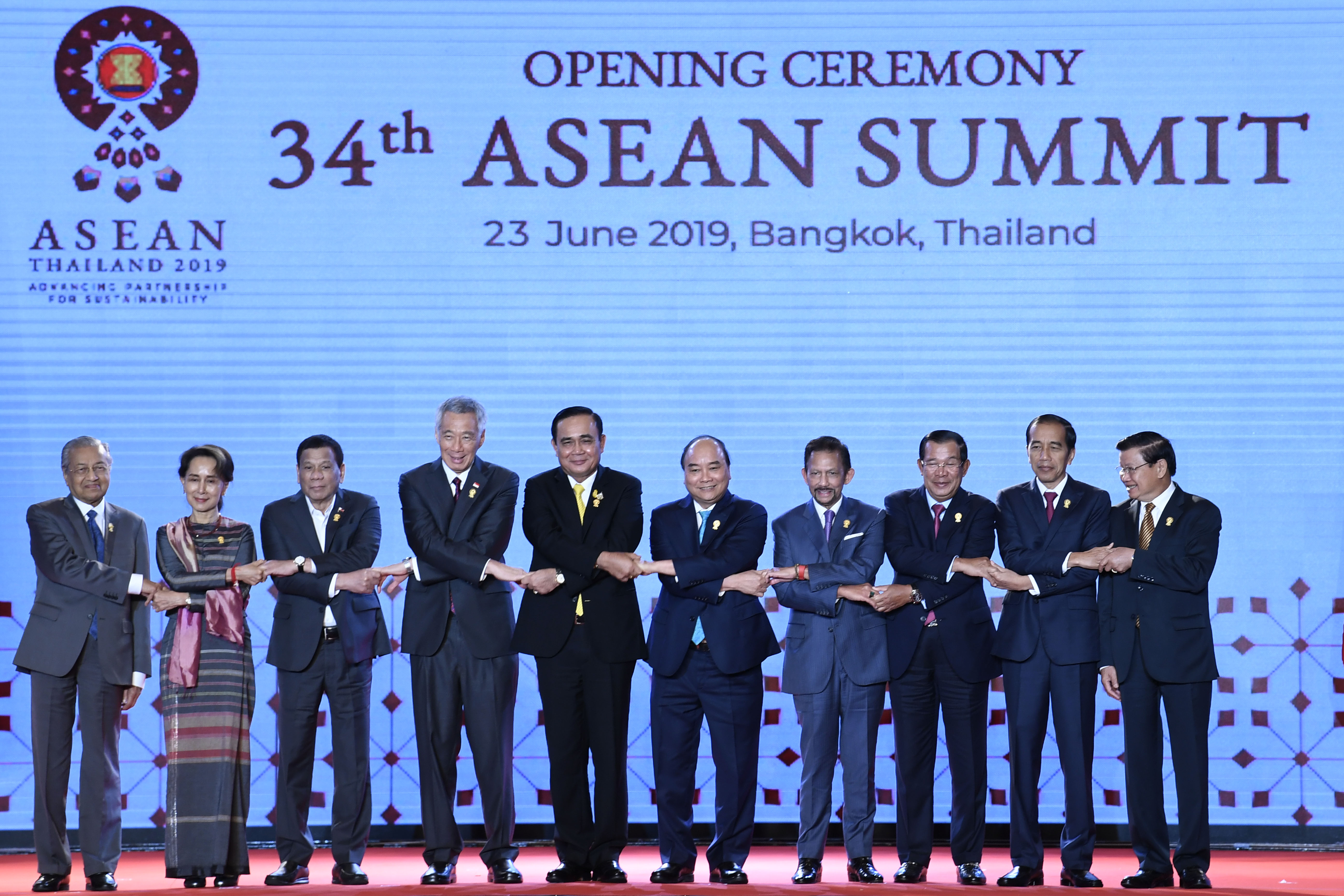 Para pemimpin negara-negara tergabung dalam ASEAN berfoto bersama saat pembukaan KTT ASEAN di Bangkok, Thailand, Minggu (23/6). 