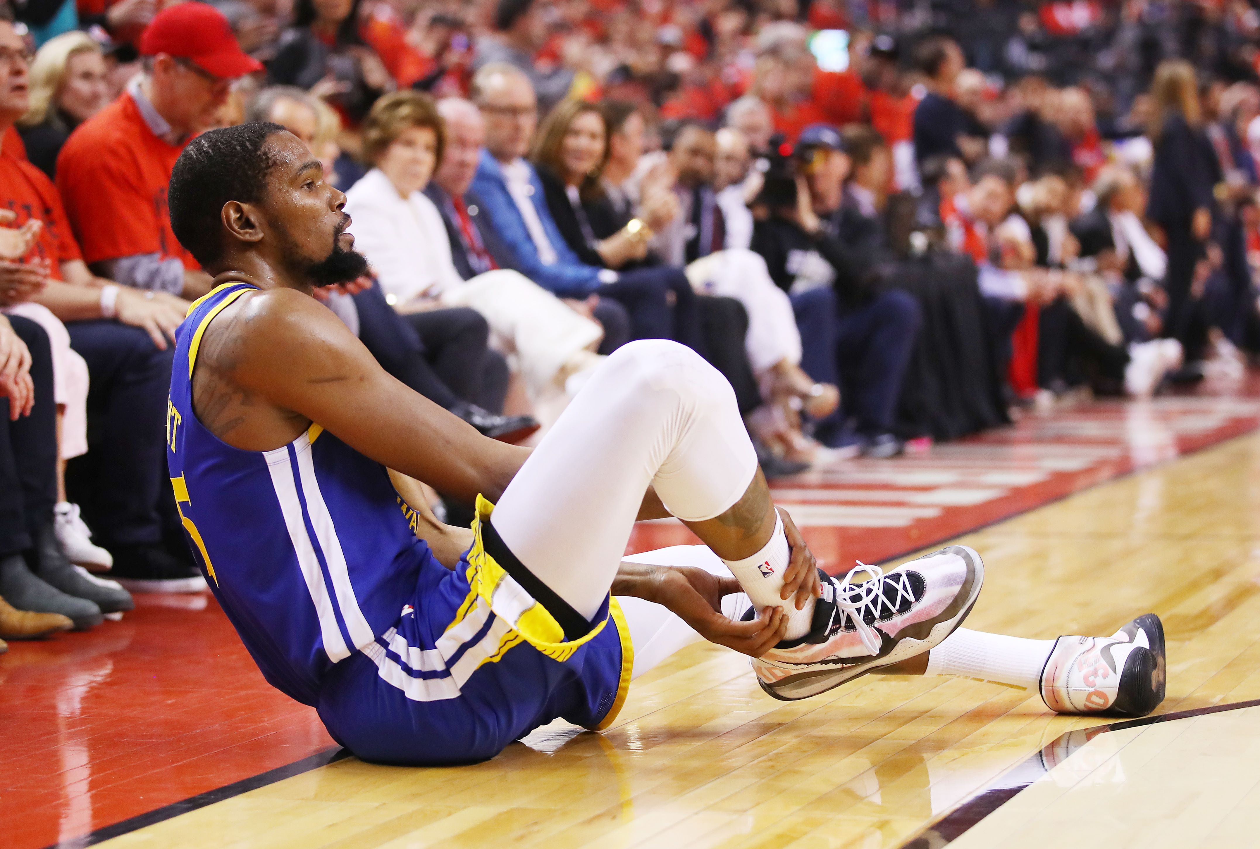 Kevin Durant mengalami cedera di Gim 5 final NBA antara Golden State Warriors dan Toronto Raptors
