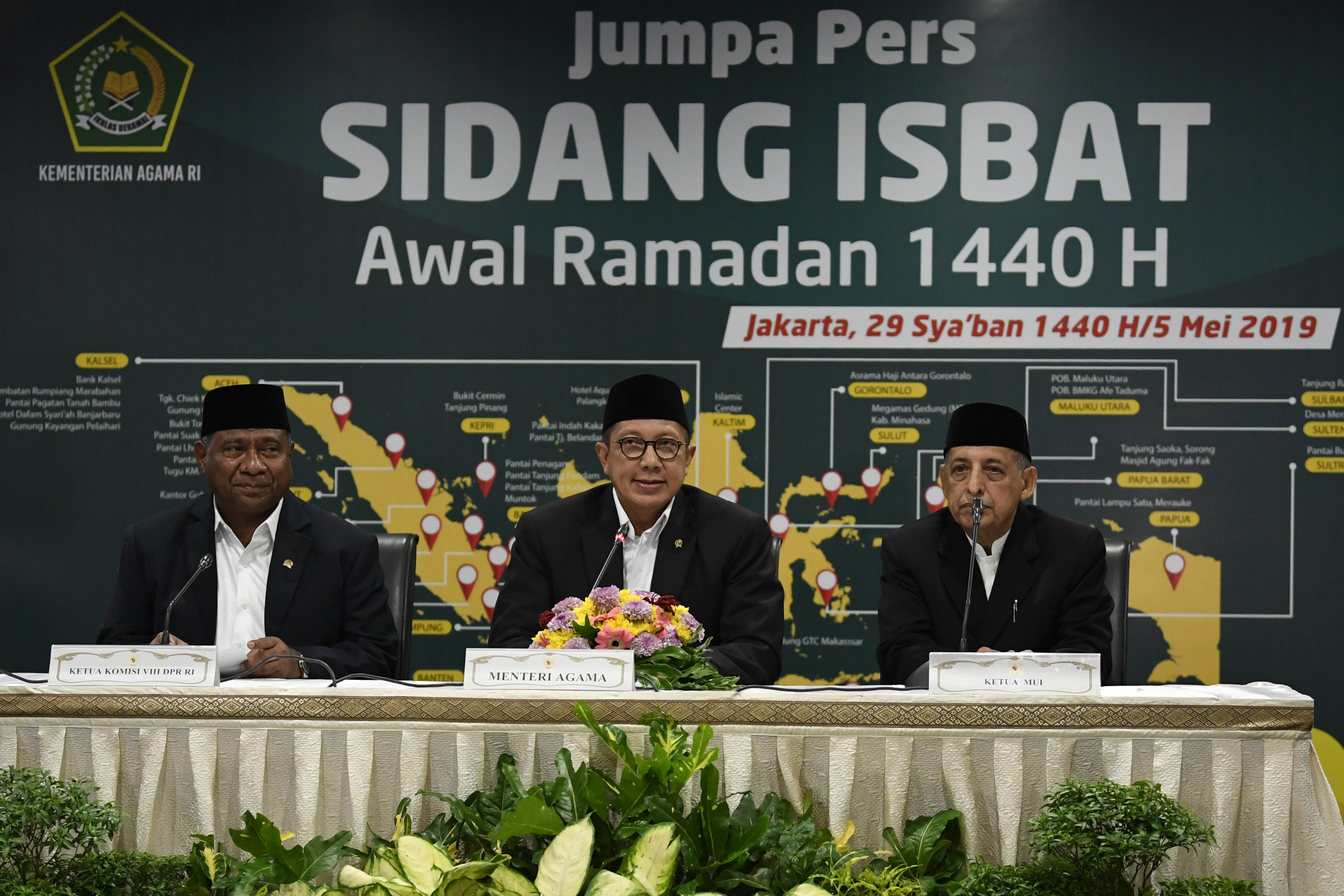Menteri Agama Lukman Hakim Saifuddin (tengah) saat menyampaikan hasil Sidang Isbat penentuan awal Ramadhan 1440 Hijriah di Kementerian Agama