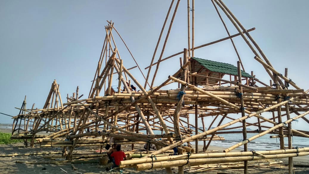 Perahu pagang berbahan dasar bambu tua yang nanti digunakan nelayan mencari ikan di kawasan perairan.