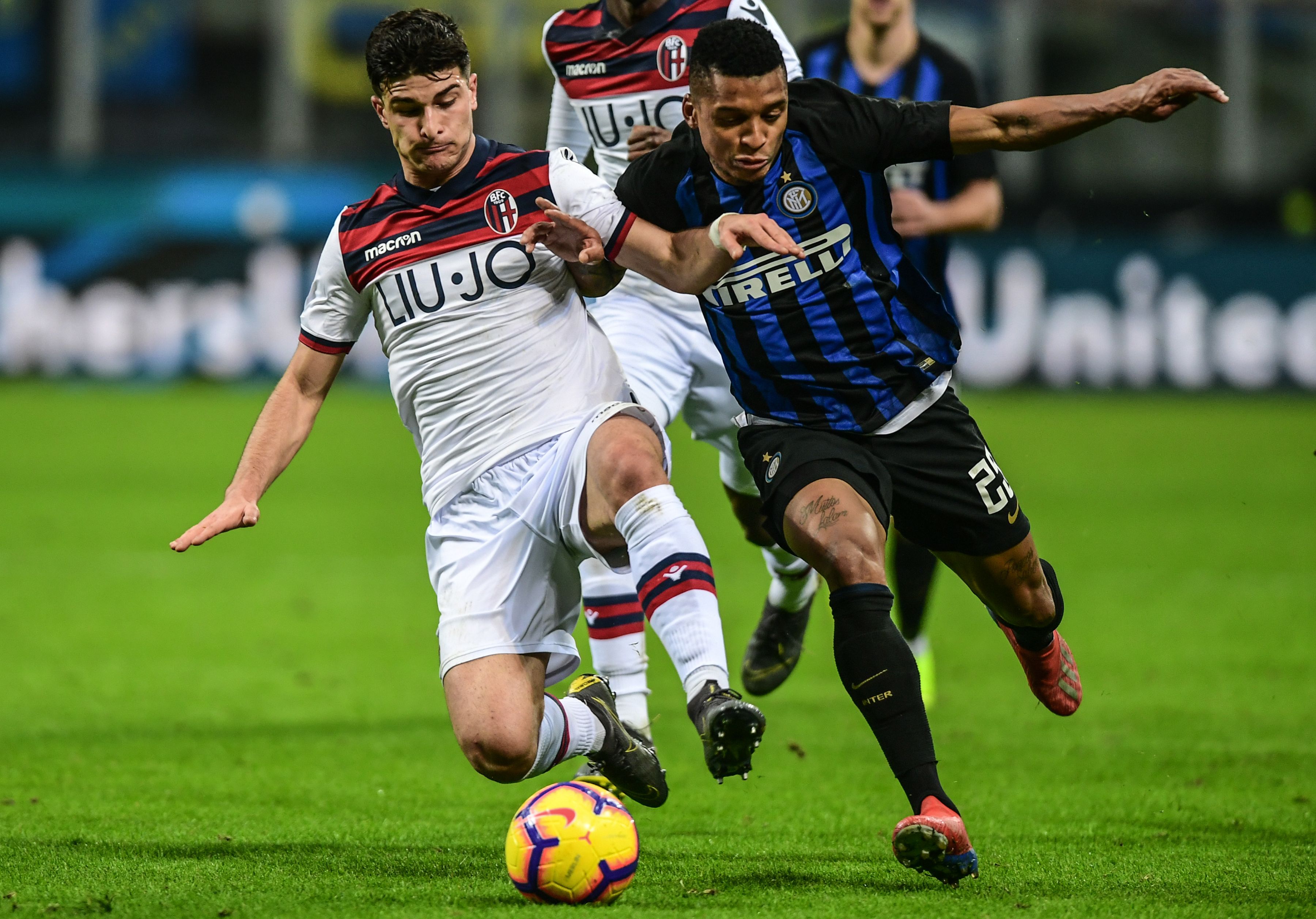 Riccardo Orsolini (kiri)