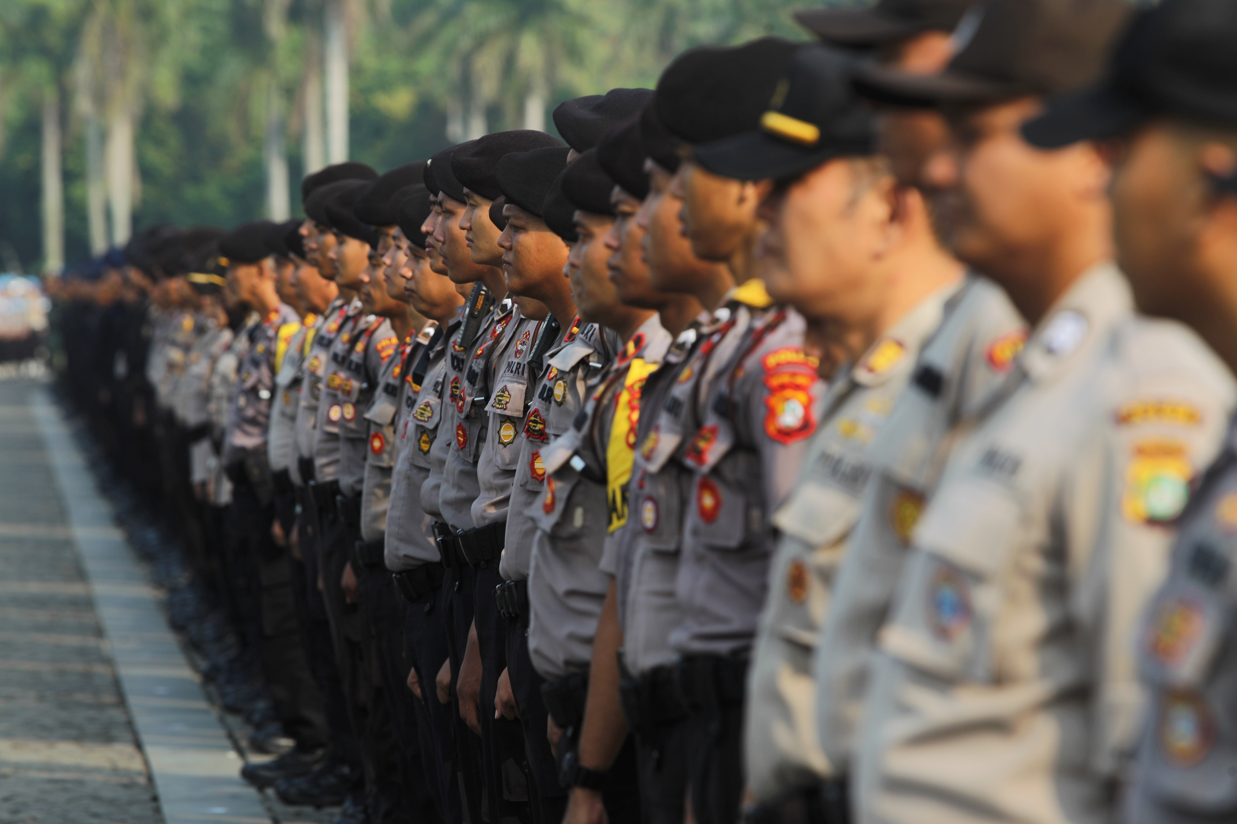  Aparat gabungan TNI-Polri mengikuti apel bersama di lapangan Monas, Jakarta, Kamis (13/6). 