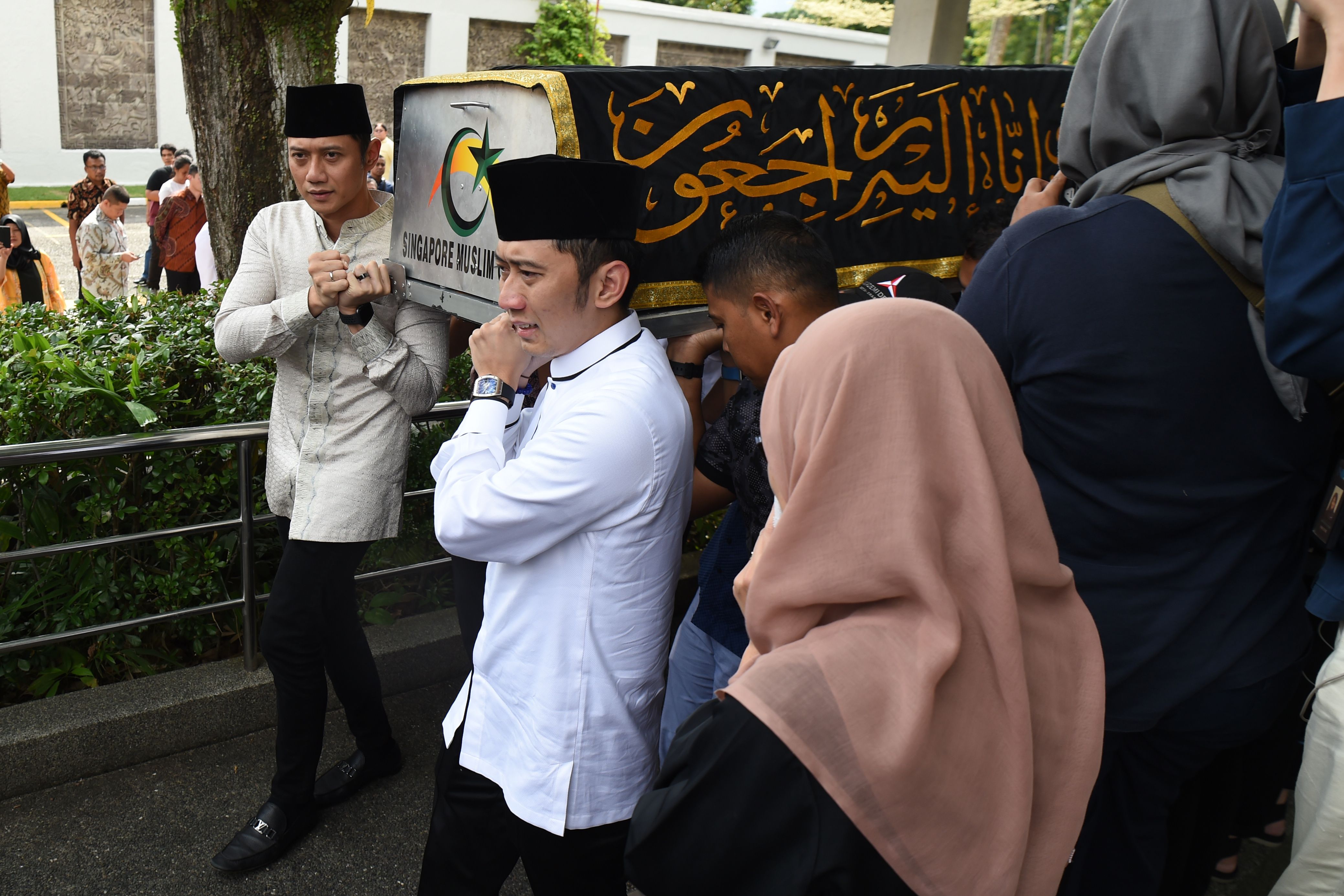 Sebuah peti mati yang membawa Ani Yudhoyono, istri mantan Presiden Indonesia Susilo Bambang Yudhoyono, tiba di kedutaan Indonesia 