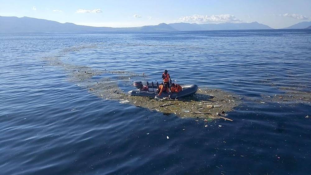 Tim SAR gabungan, Senin (17/6) sore mengevakuasi salah satu korban tenggelamnya Kapal Motor (KM) Nusa Kenari II di Tanjung Margeta