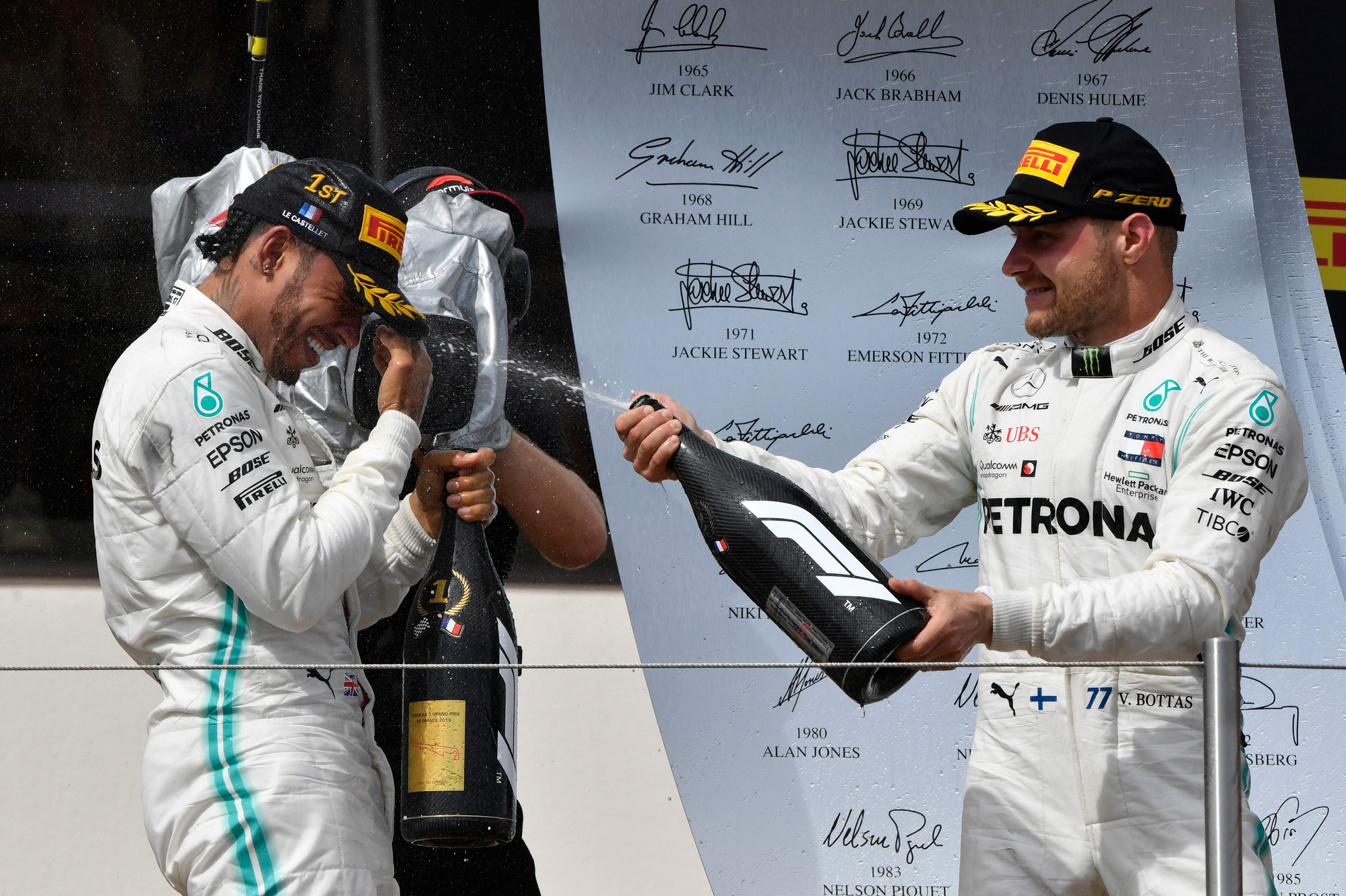 Duet pembalap Mercedes Lewis Hamilton (kiri) dan Valtteri Bottas merayakan kemenangan mereka di GP Prancis.