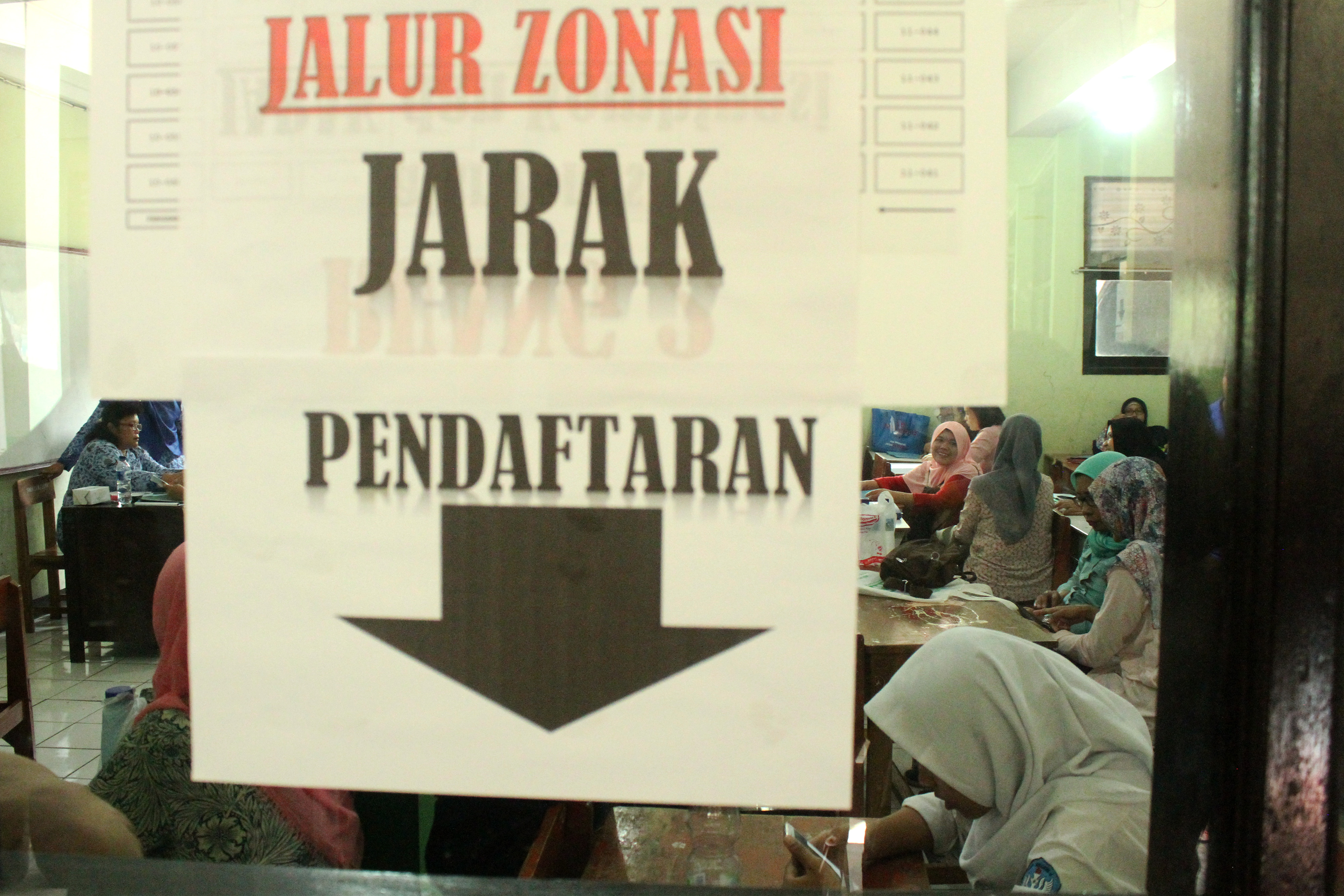 Calon siswa didampingi orang tua melakukan proses pendaftaran penerimaan peserta didik baru (PPDB) SMA melalui sistem zonasi 