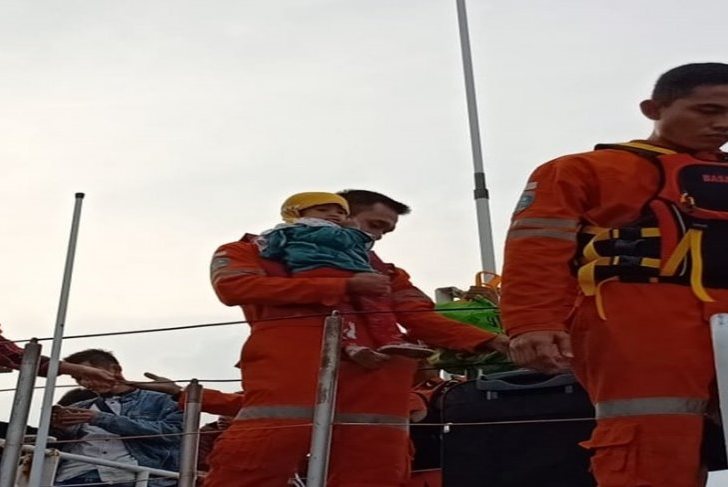 Petugas SAR mengevakuasi penumpang KMP Mutiara Persada II yang kandas di perairan Pulau Rimau. 