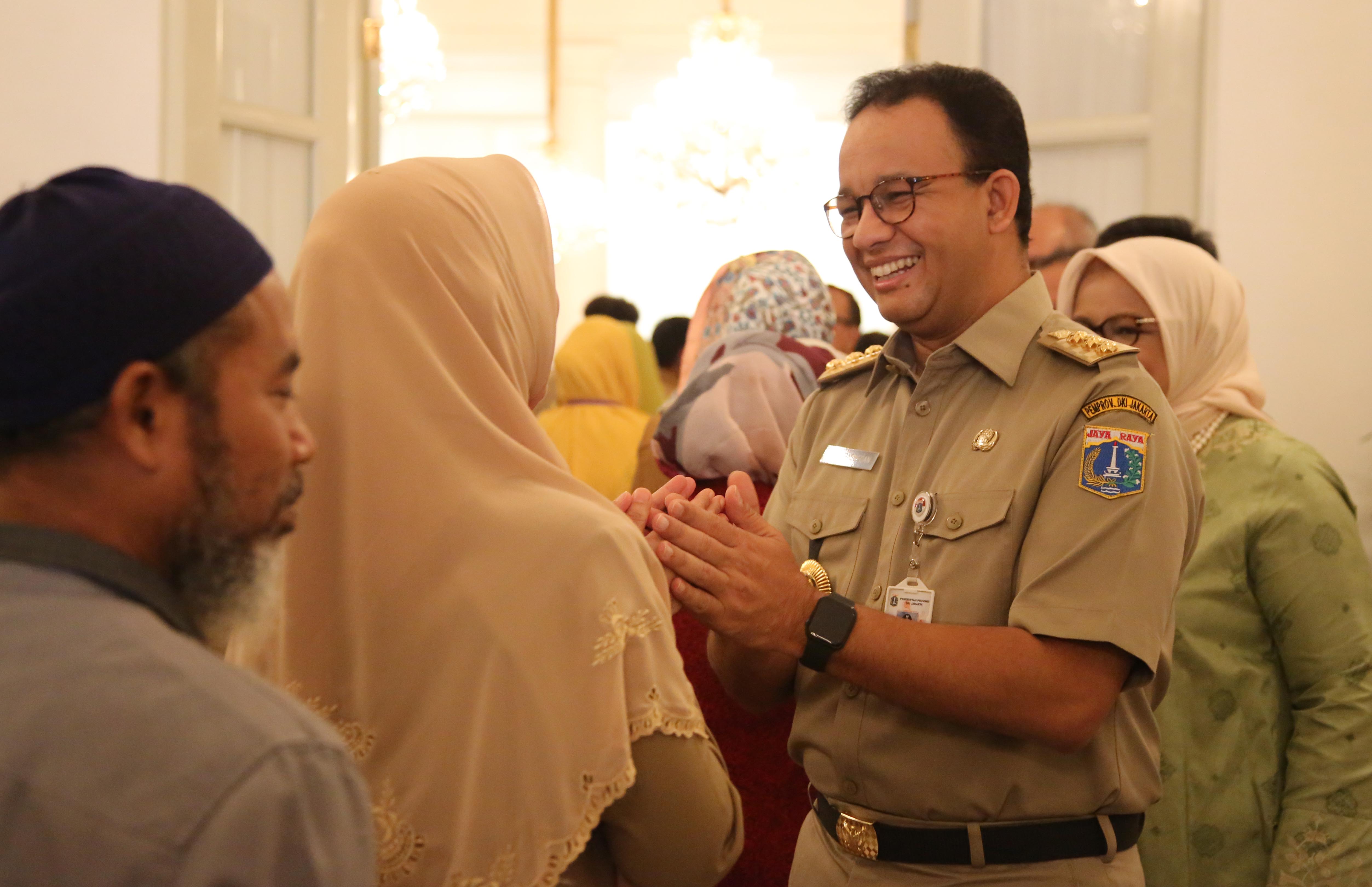 Gubernur DKI Jakarta Anies Baswedan (kanan)