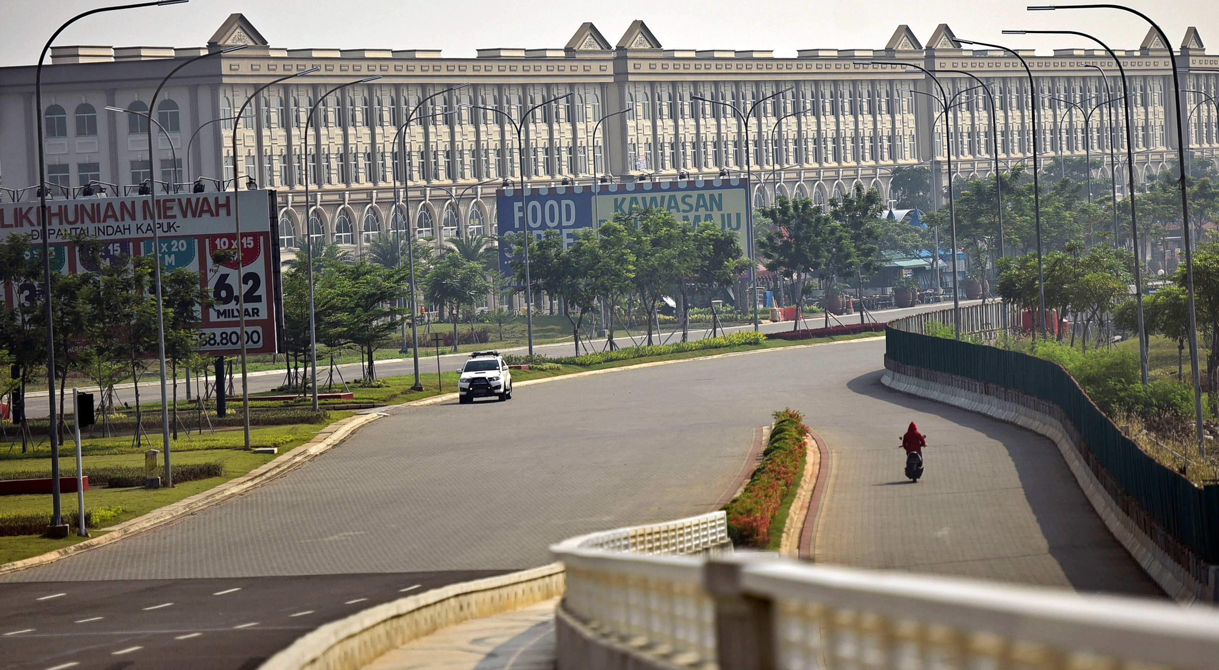 Deretan bangunan yang berada di kawasan Pulau D hasil reklamasi di kawasan pesisir Jakarta, Senin (17/6). 
