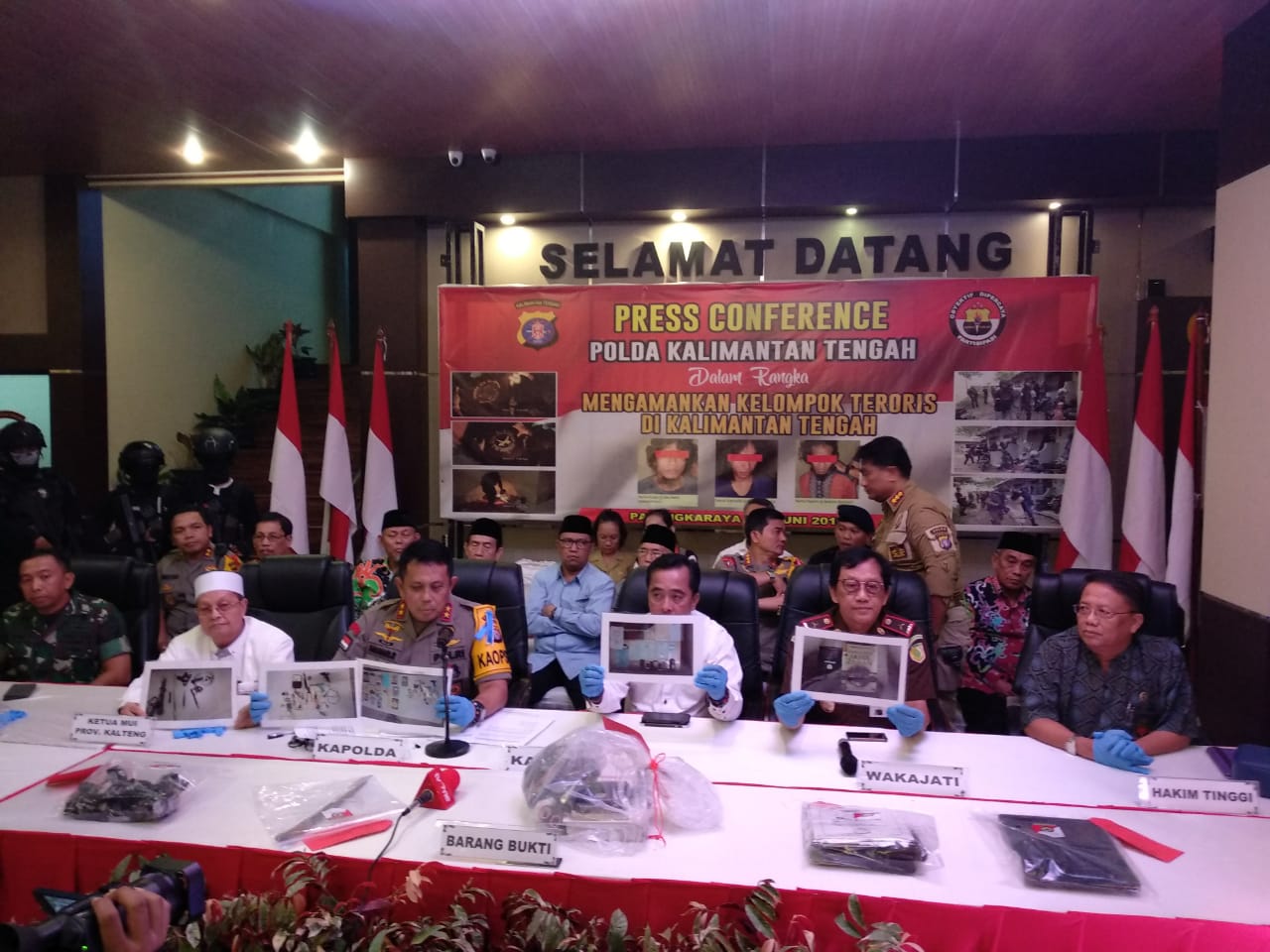  jumpa pers Kapolda Kalteng Irjen Anang Revandoko tentangpenangkapan 33 orang terduga kelompok Teroris: 