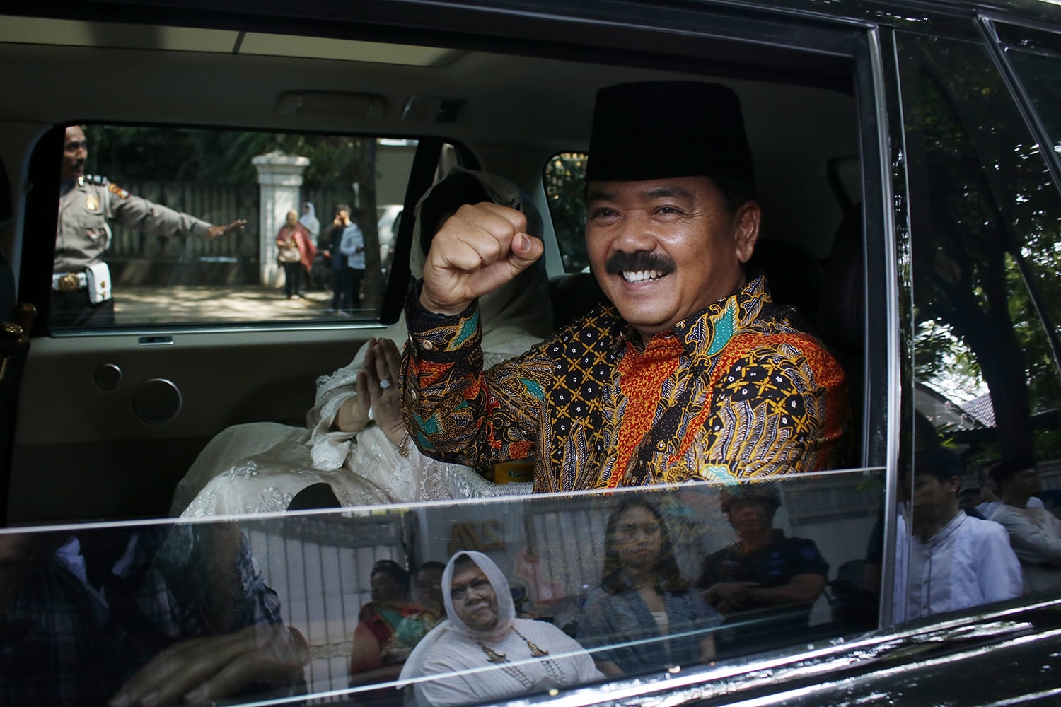  Panglima TNI Marsekal TNI Hadi Tjahyanto (peci hitam) seusai bersilaturahim ke rumah Presiden ke-5 Megawati Soekarnoputri, Jakarta.