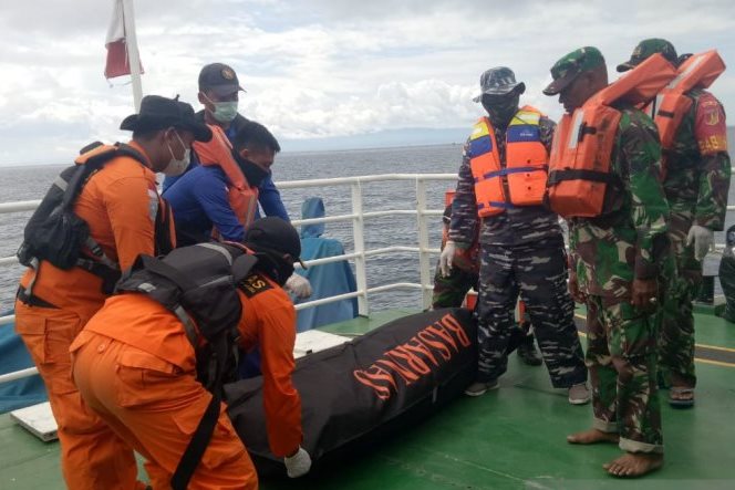 Tim SAR gabungan mengevakuasi satu jenazah yang diduga ABK KM Lintas Timur, Sabtu (8/6). 