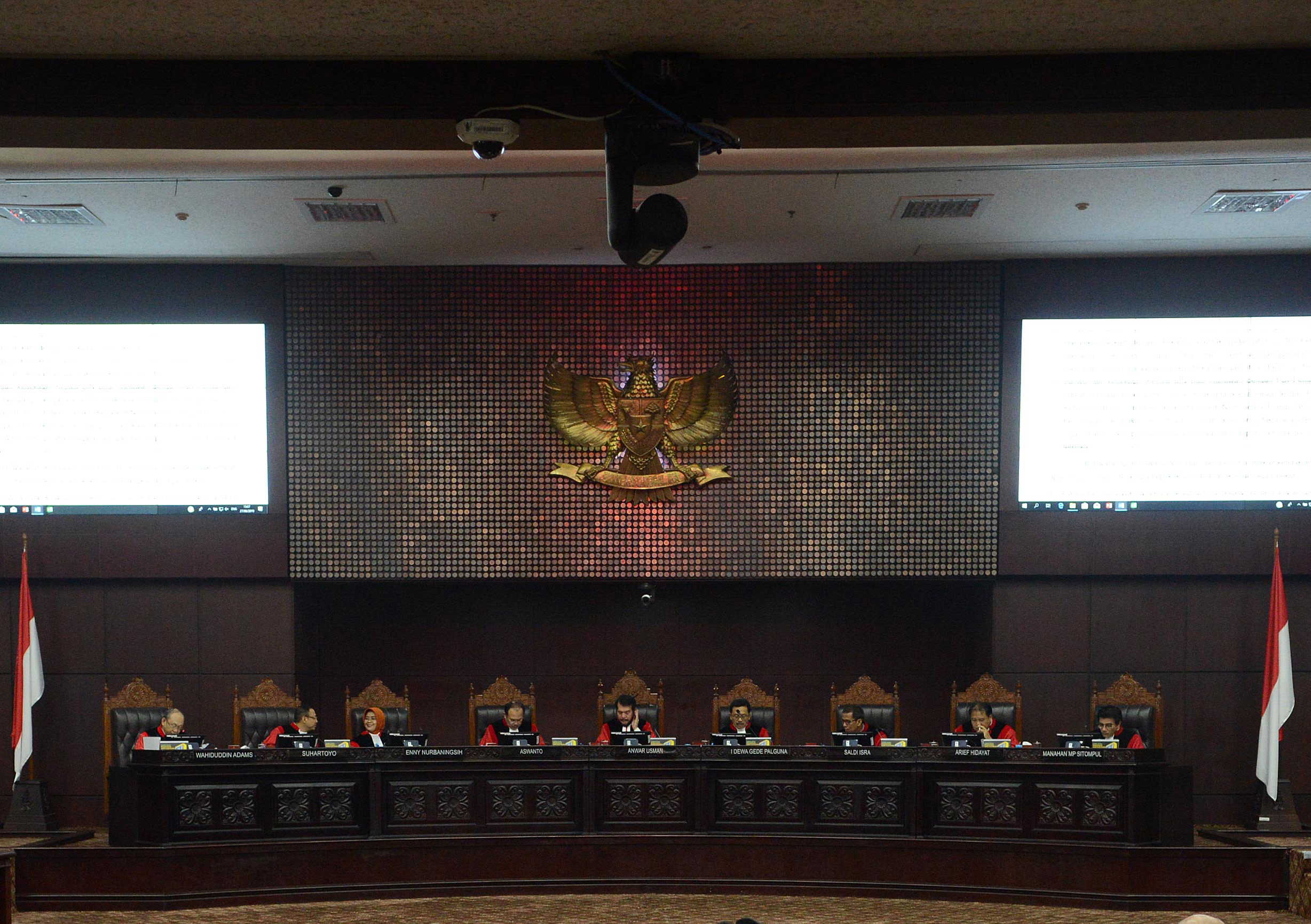  Suasana pembacaan putusan sengketa Perselisihan Hasil Pemilihan Umum (PHPU) Pilpres di ruang sidang utama gedung Mahkamah Konstitusi (MK)