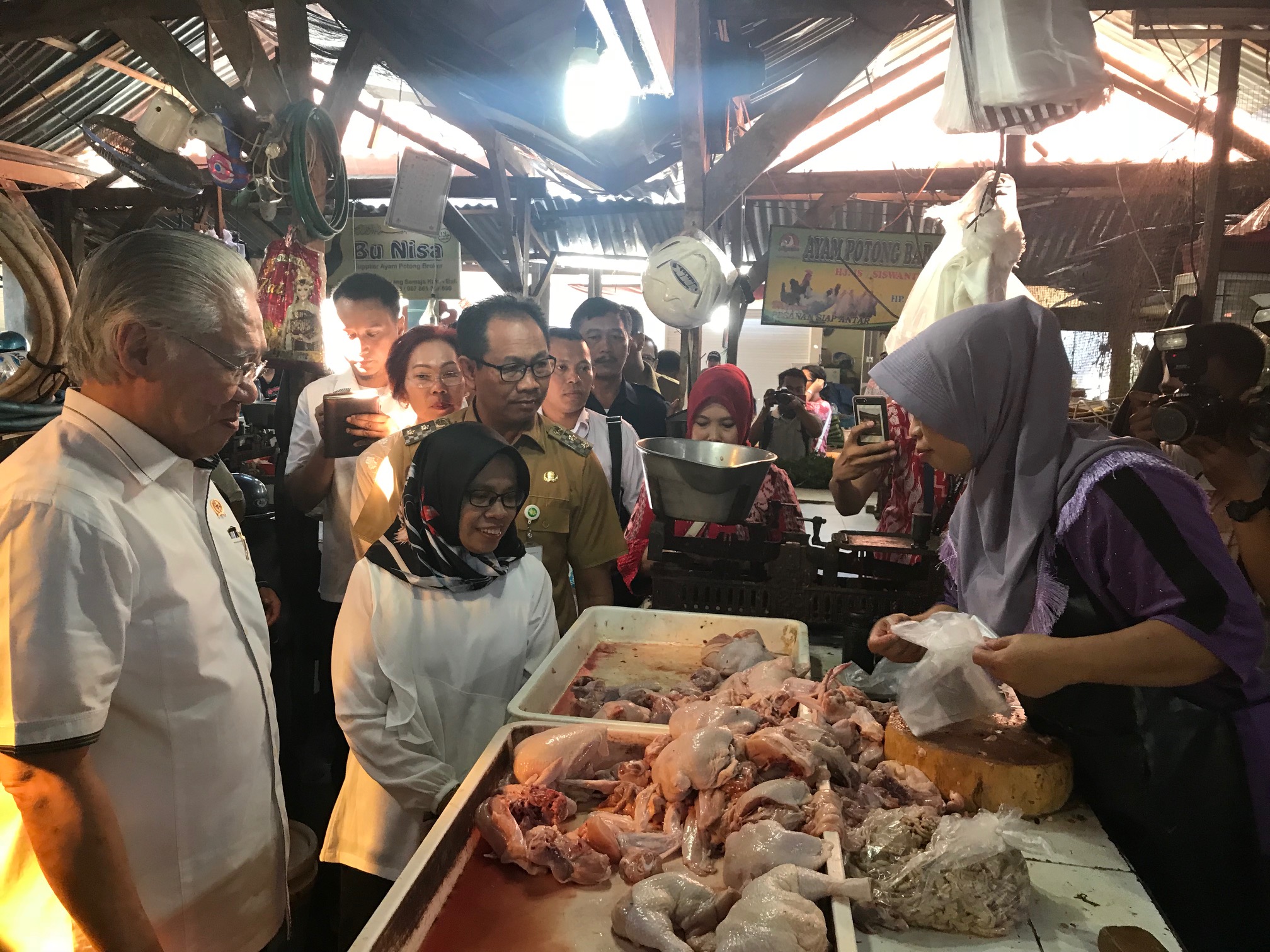 Menteri Perdagangan Enggartiasto Lukita saat memantau harga pangan di sejumlah pasar di Bali. 