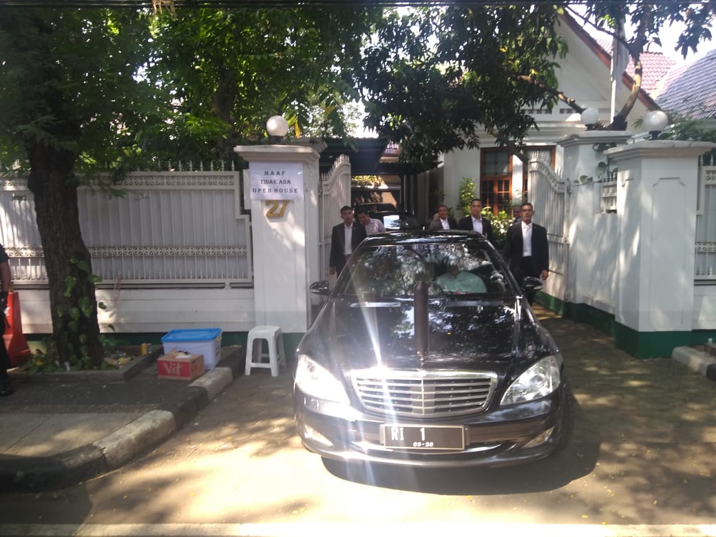 Jokowi meninggalkan kediaman Megawati usai bersilaturahmi