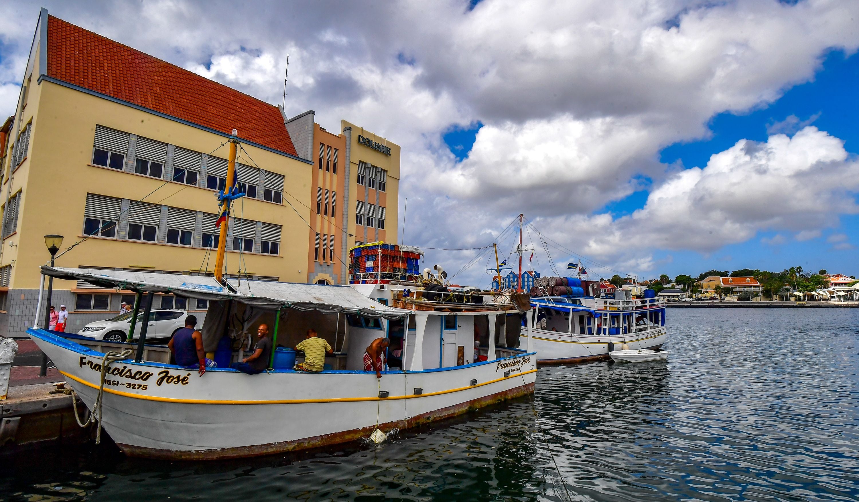 Kapal asal Venezuela berlabuh di pelabuhan Willemstad, Curacao, 24 Februari 2019.  
