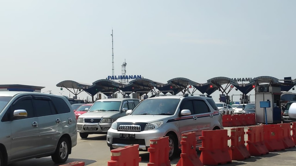 Antrean kendaraan keluar Gerbang Tol Palimanan, Jawa Tengah. 