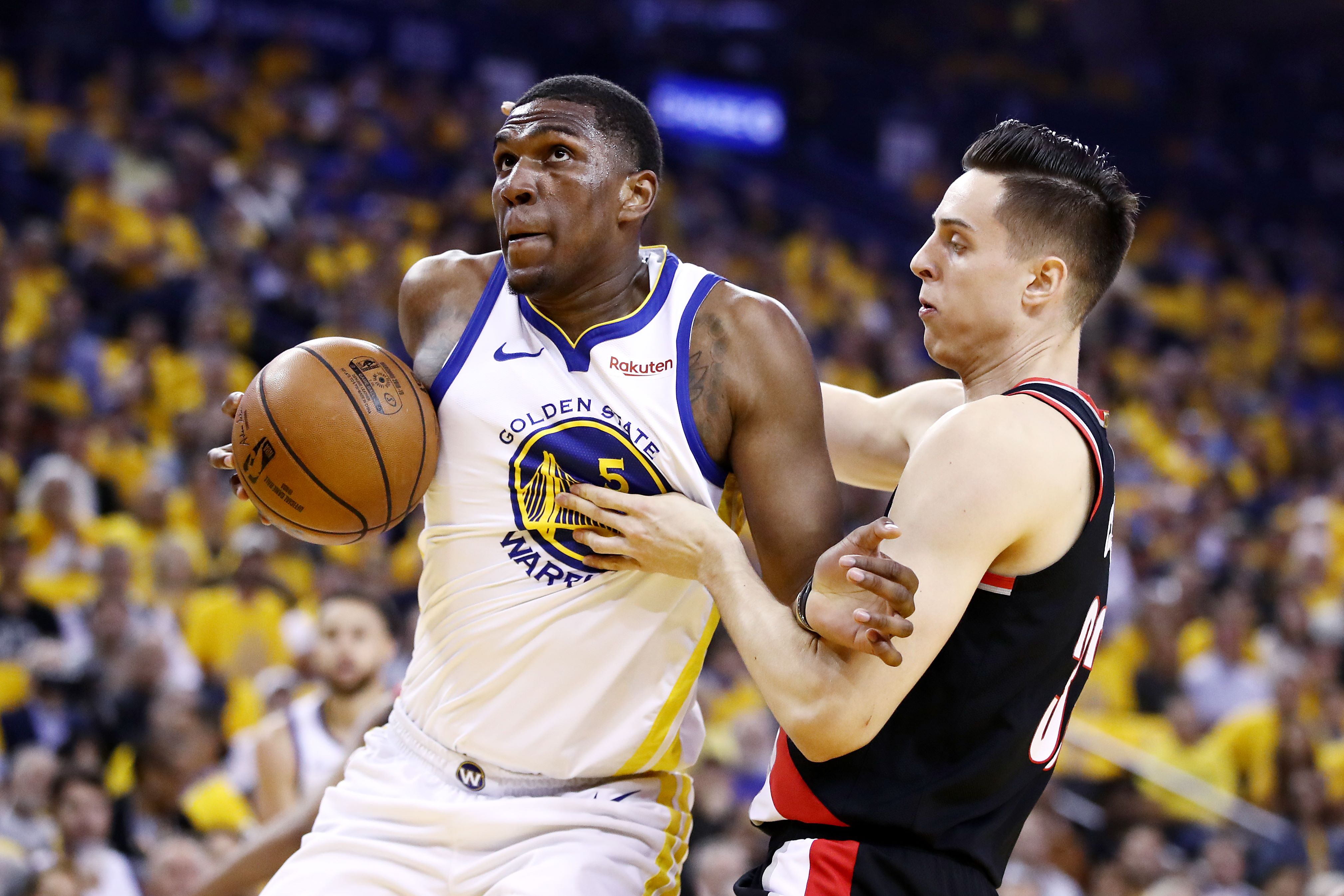 Kevon Looney (kiri)