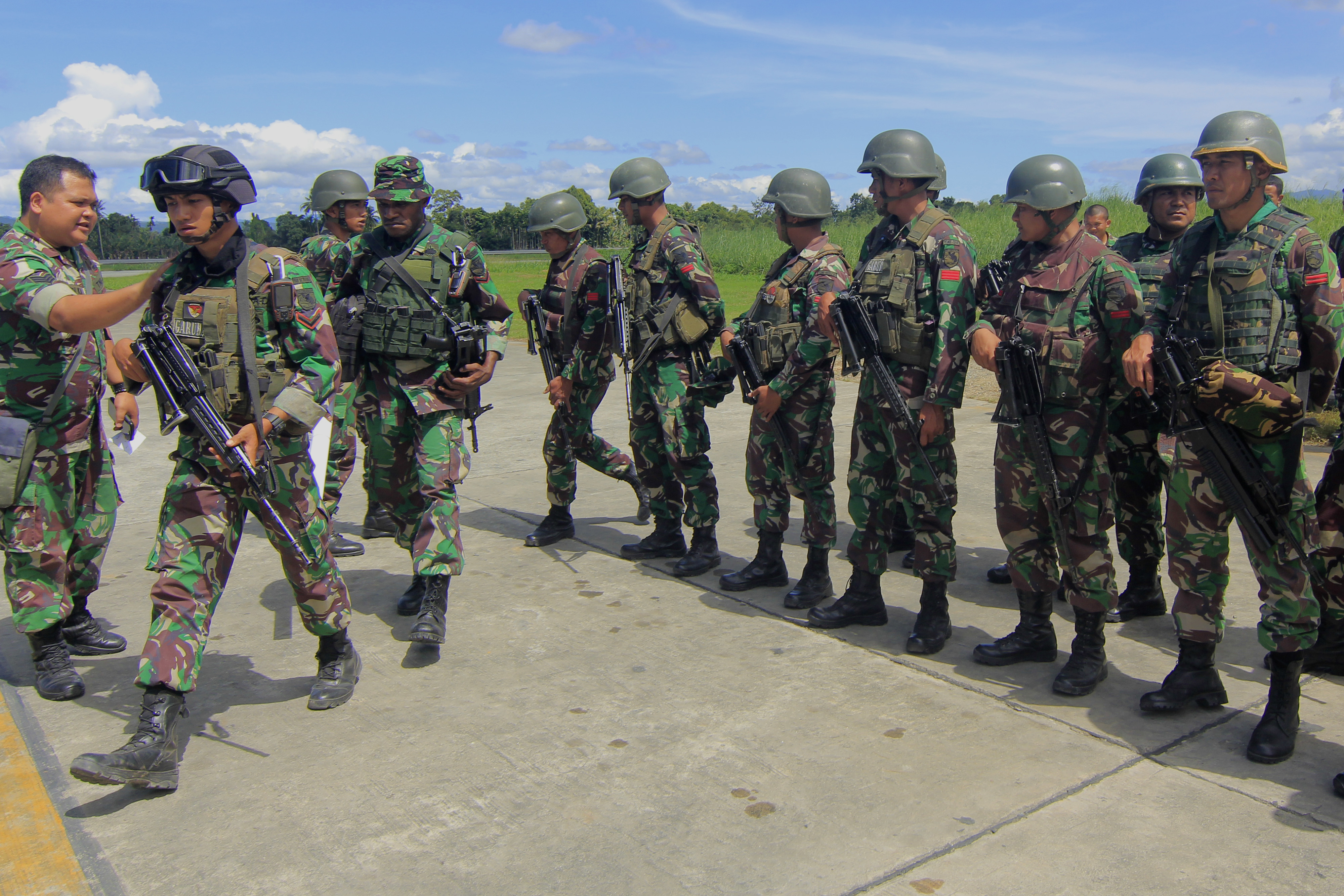 Sejumlah prajurit TNI bersiap melakukan pencarian Helikopter MI-17 milik TNI AD 