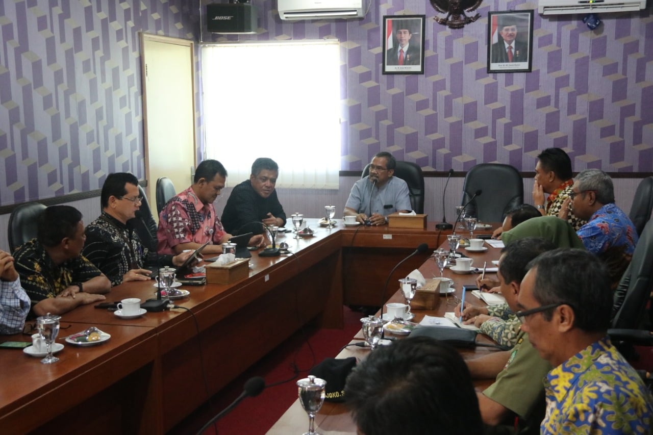 Bupati Blora  Djoko Nugraha saat menerima audensi dari PT Pertagas dan PT Perusahaan Gas Negara (PGN) di ruang kerjanya, Sabru (23/6). 