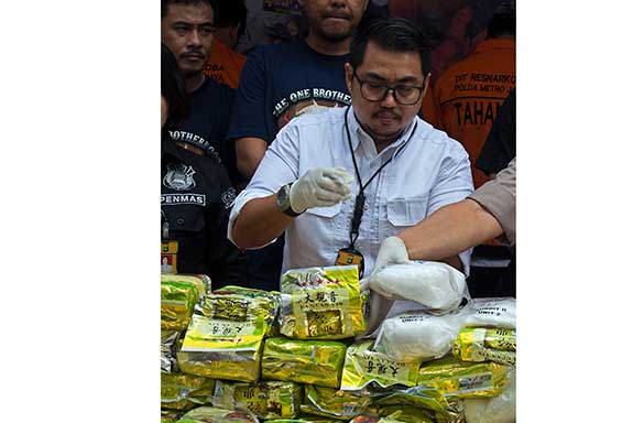  Perwira Direktorat Reserse Narkoba, Ajun Komisaris Besar Dony Alexander.