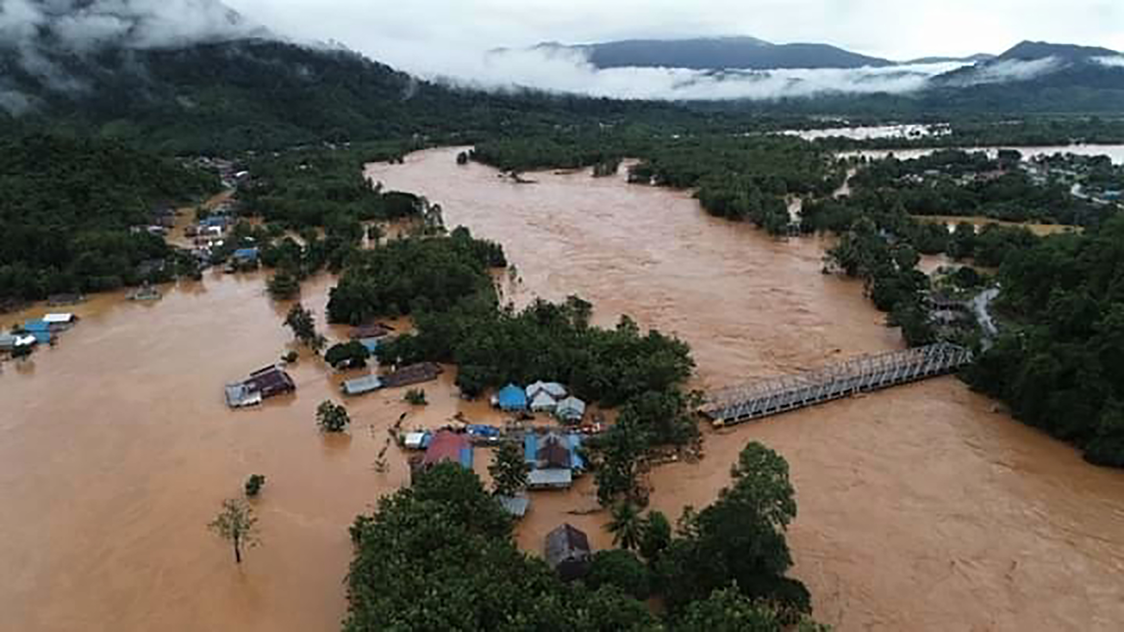  Foto udara jalan trans sulawesi terendam banjir bandang di Kecamatan Asera, Konawe Utara, Sulawesi Tenggara